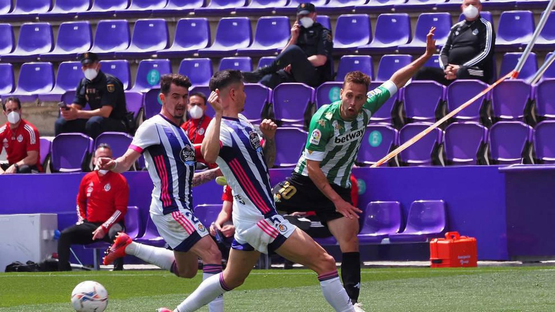 El centrocampista del Betis, Sergio Canales intenta un pase ante dos rivales del Valladolid