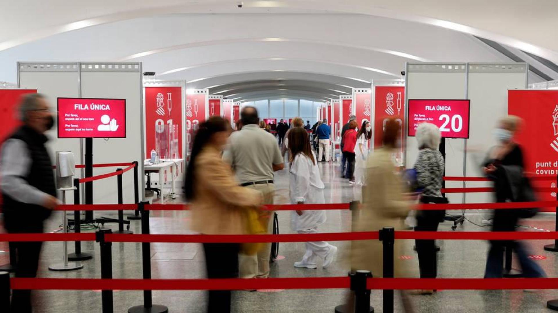 Sanidad notifica 16.353 casos y 77 muertes este fin de semana, con la incidencia bajando a 223