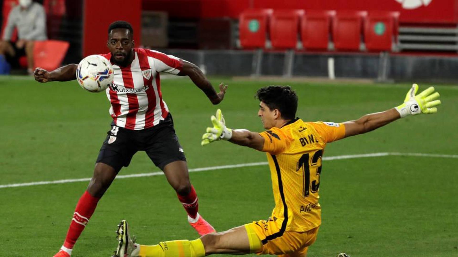 El delantero del Athletic de Bilbao Iñaki Williams consigue su gol ante el portero "Bono", del Sevilla