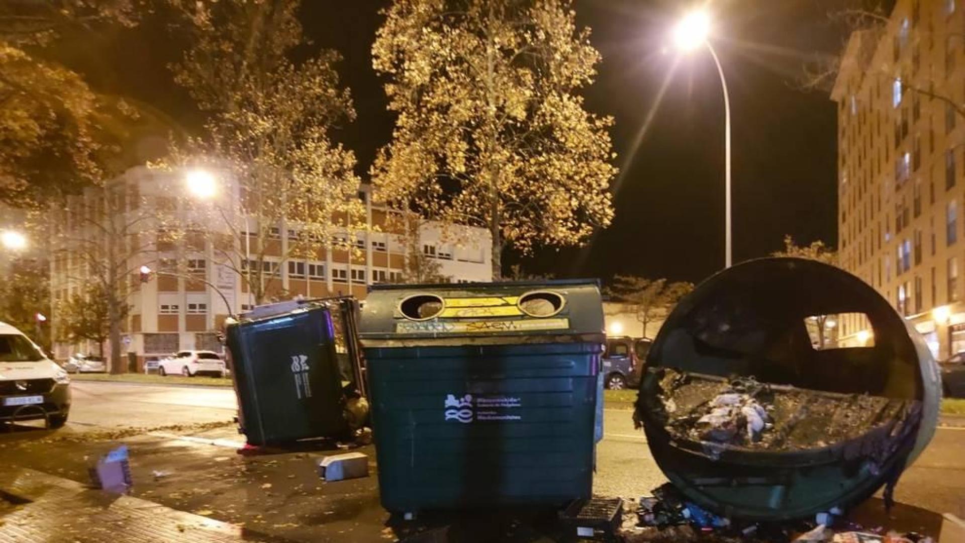 Decenas de encapuchados provocan incidentes en la Rochapea