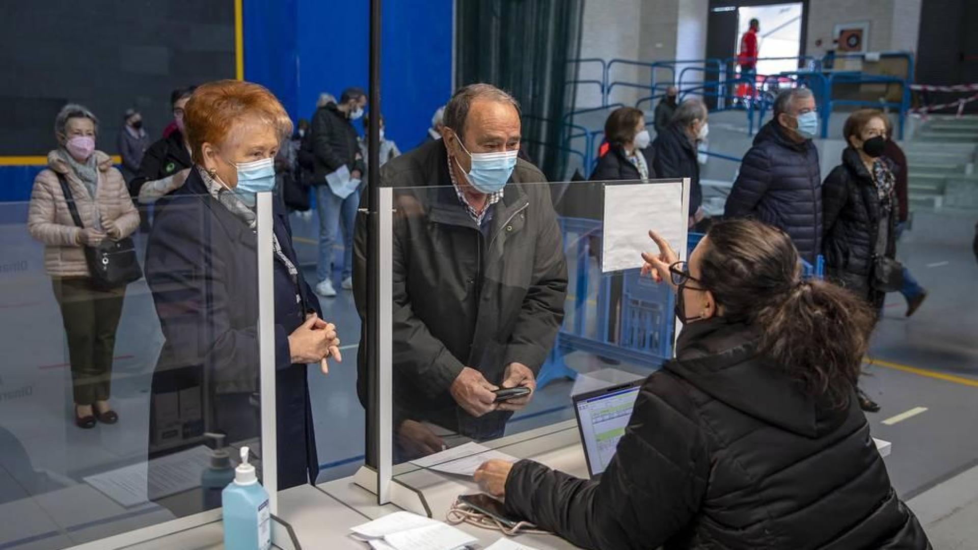 Fotos de la vacunación en el frontón de la UPNA el jueves.