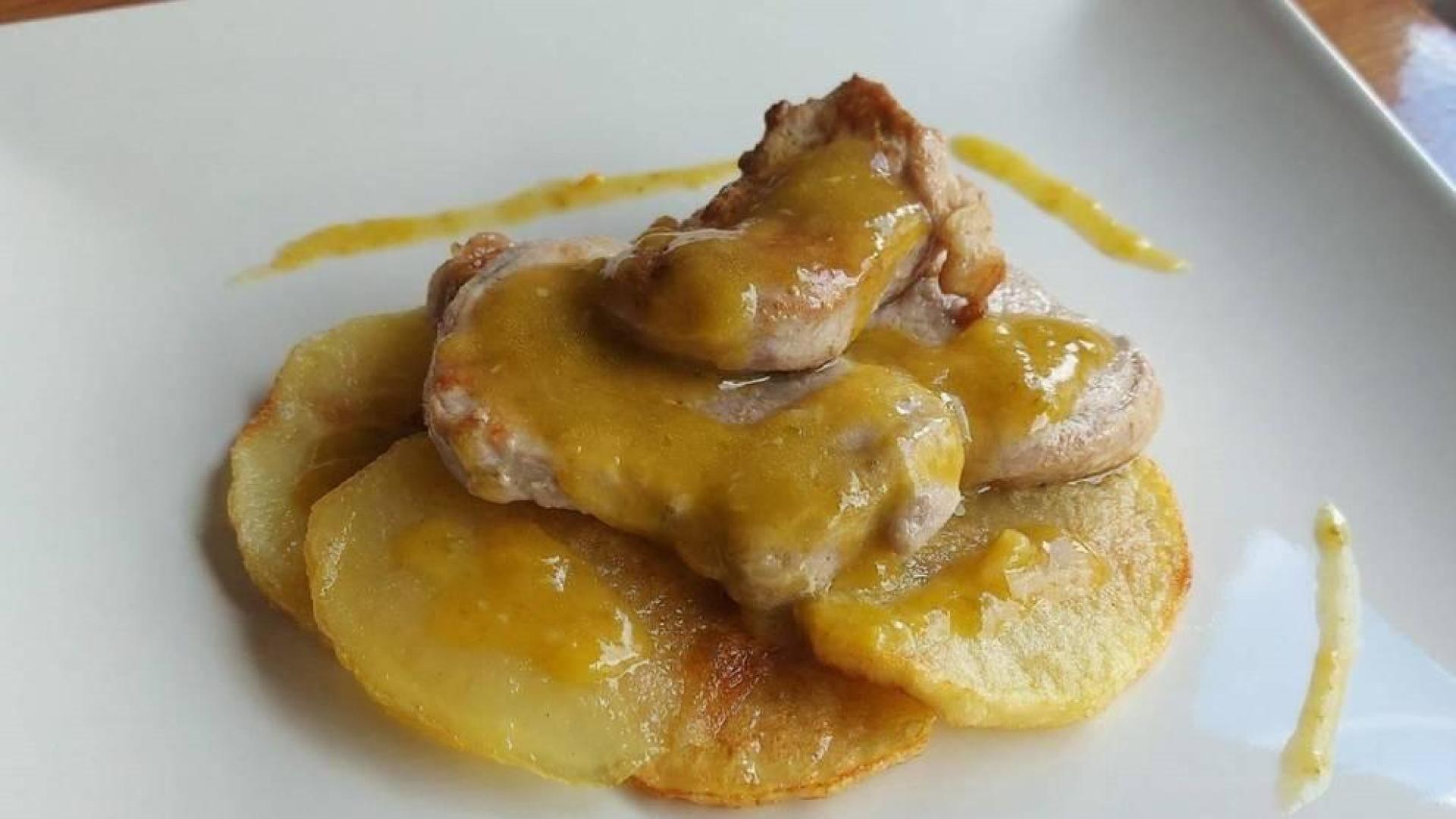 Medallones de solomillo de cerdo con salsa de naranja y patatas