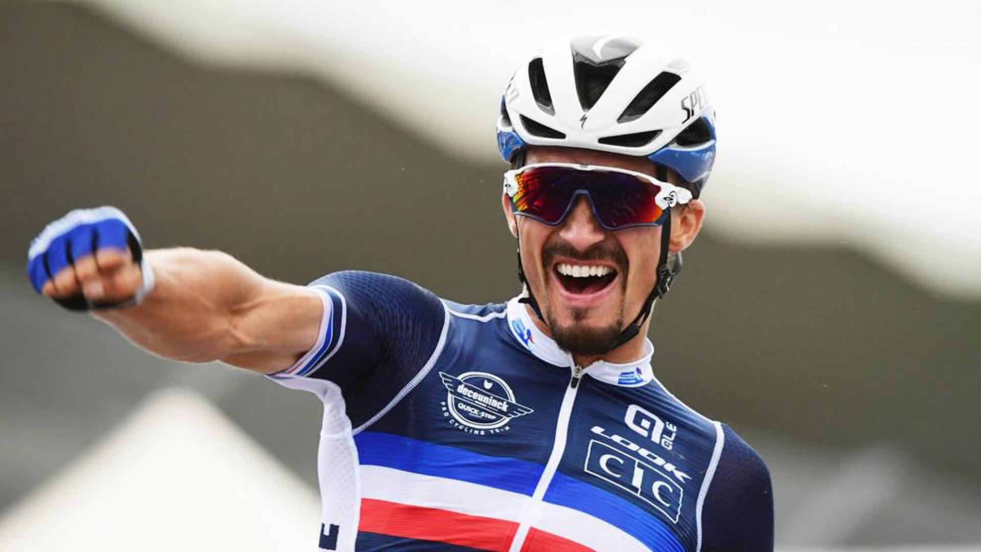 Julian Alaphilippe celebra su triunfo en Imola.