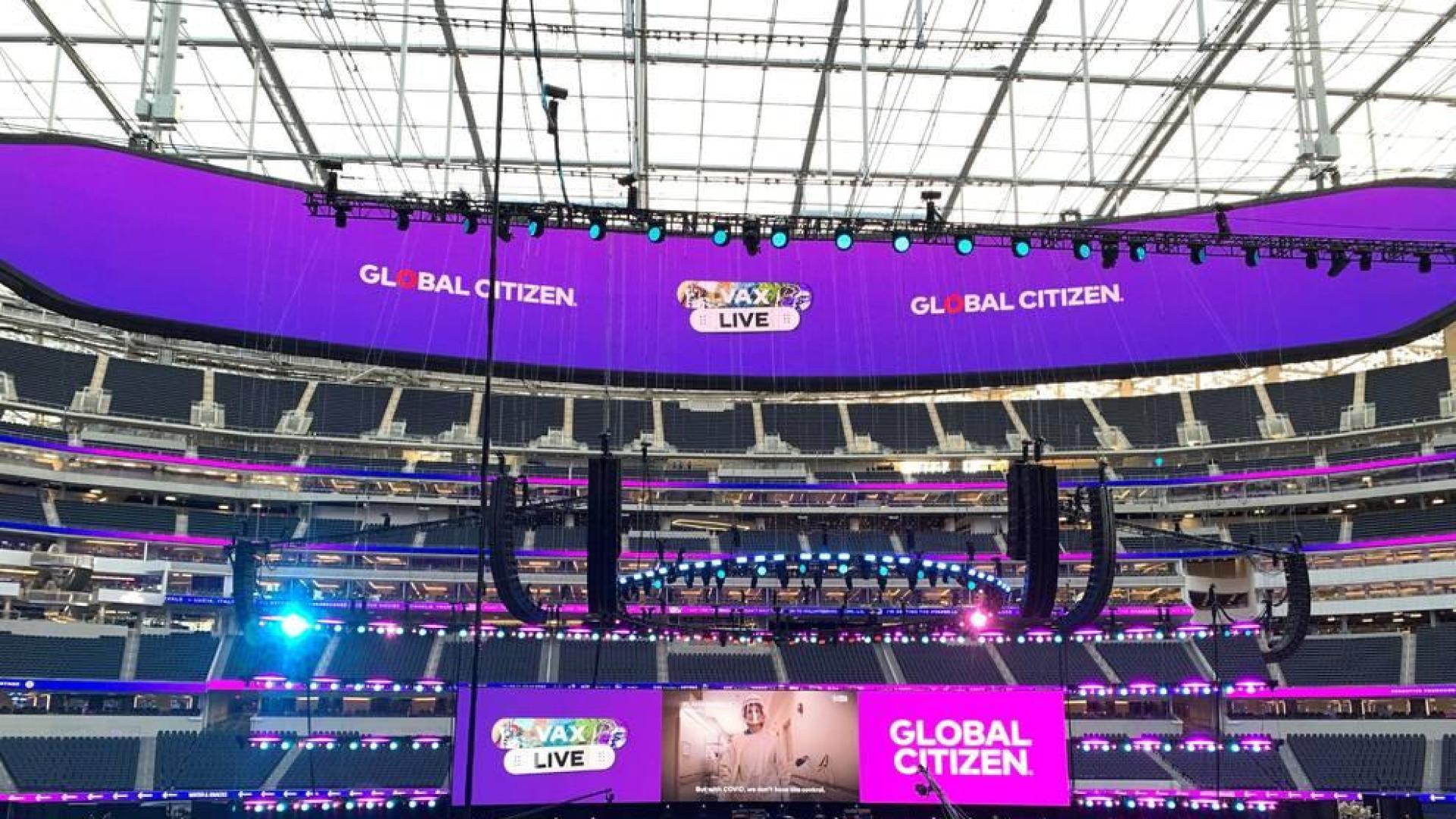 Miles de personas vacunadas celebran su primer concierto en Los Ángeles