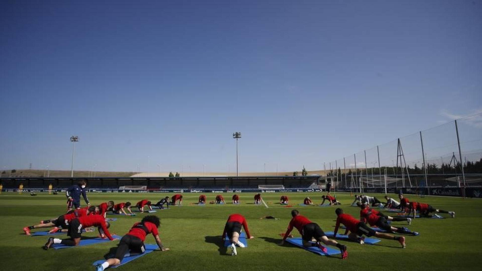 Manu Sánchez se retira de la sesión con molestias