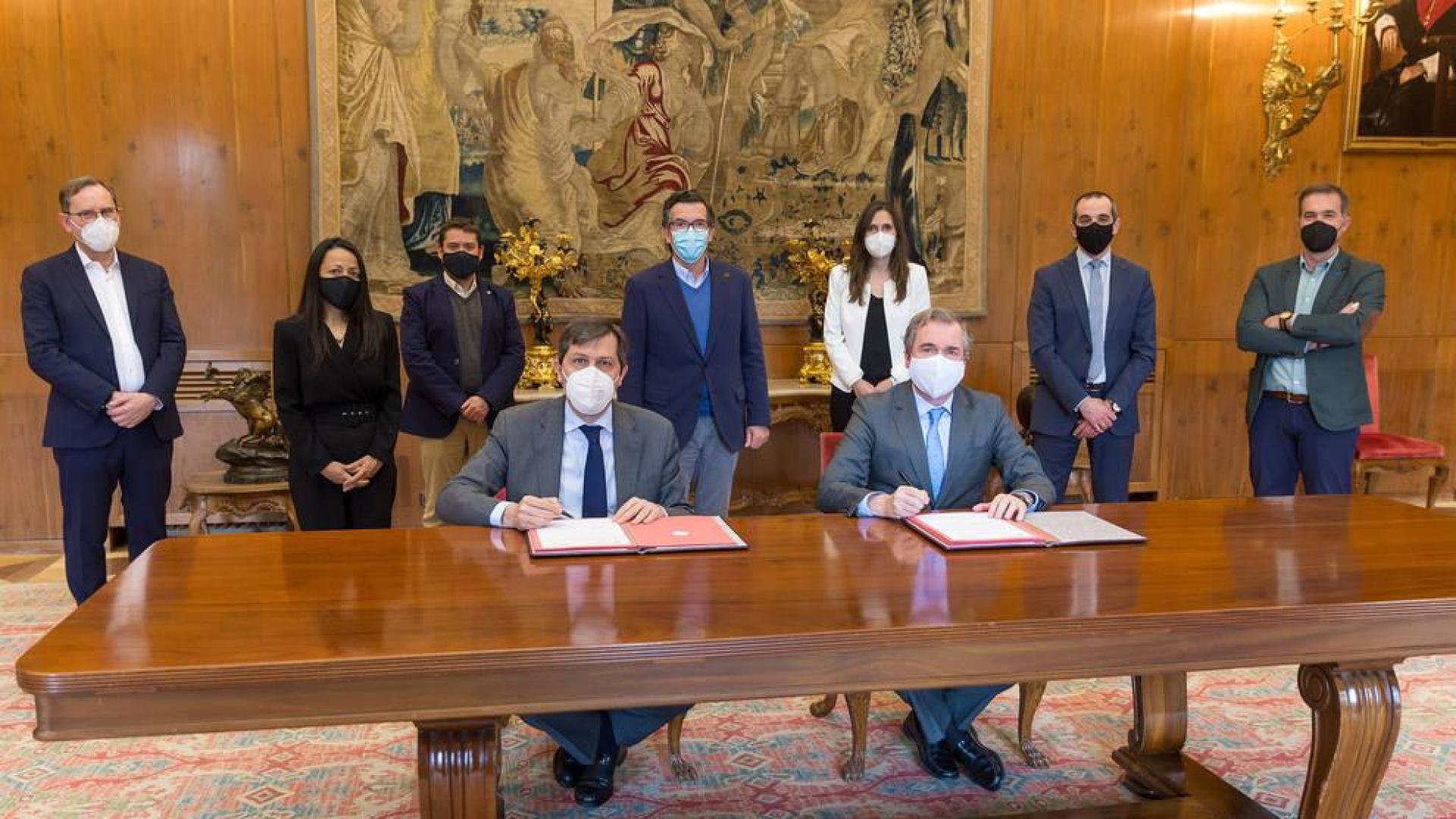 Álvaro Balibrea, gerente de la Universidad de Navarra (izquierda), e Ignacio Lucas, miembro del Patronato de la Fundación Saltoki, durante la firma del convenio.