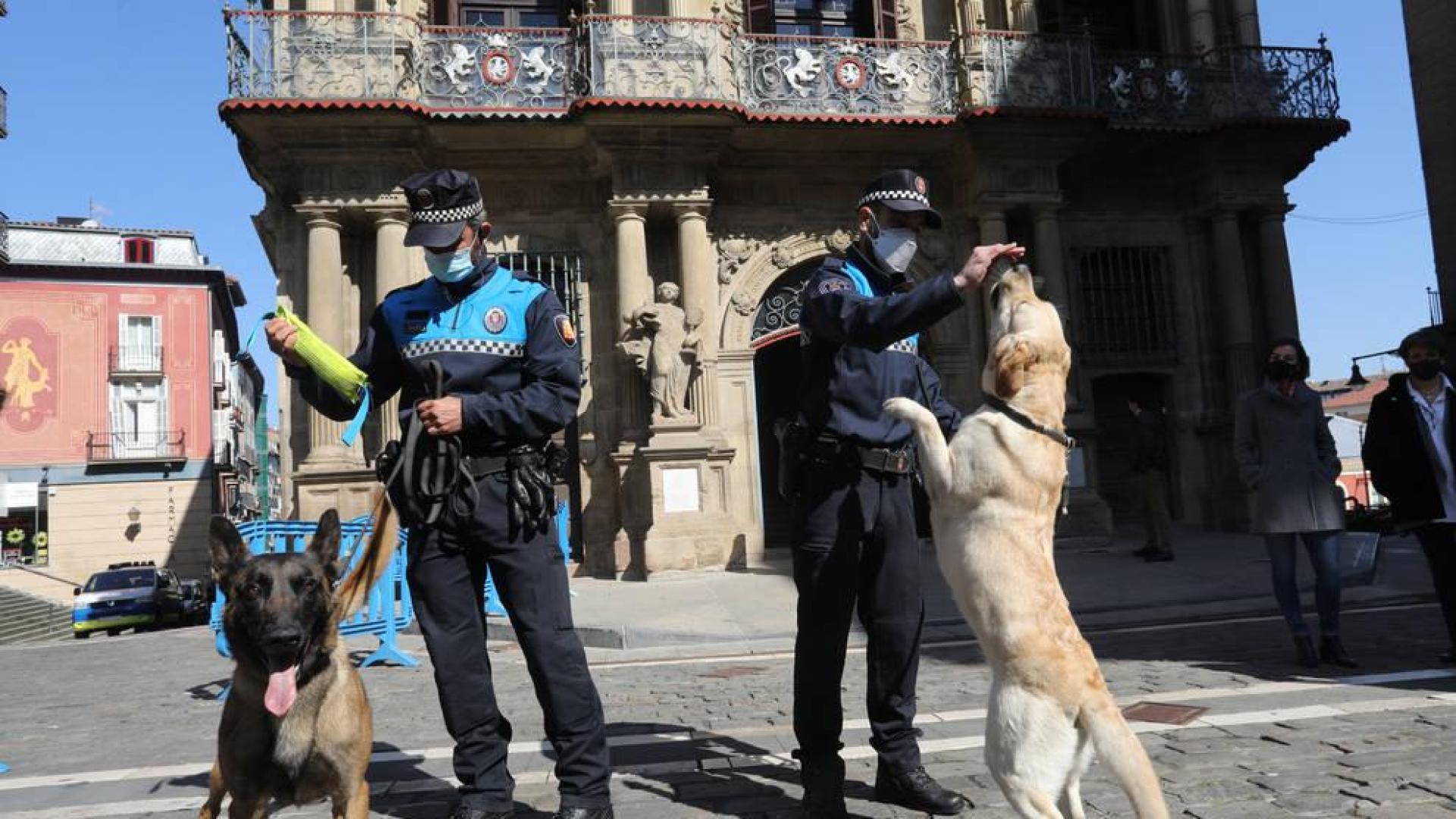 Tyrion y Suri, los agentes caninos de Policía Municipal