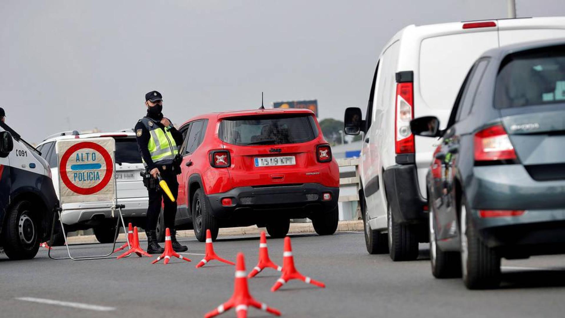 Un control de la Policía Nacional en Valencia por el cierre perimetral