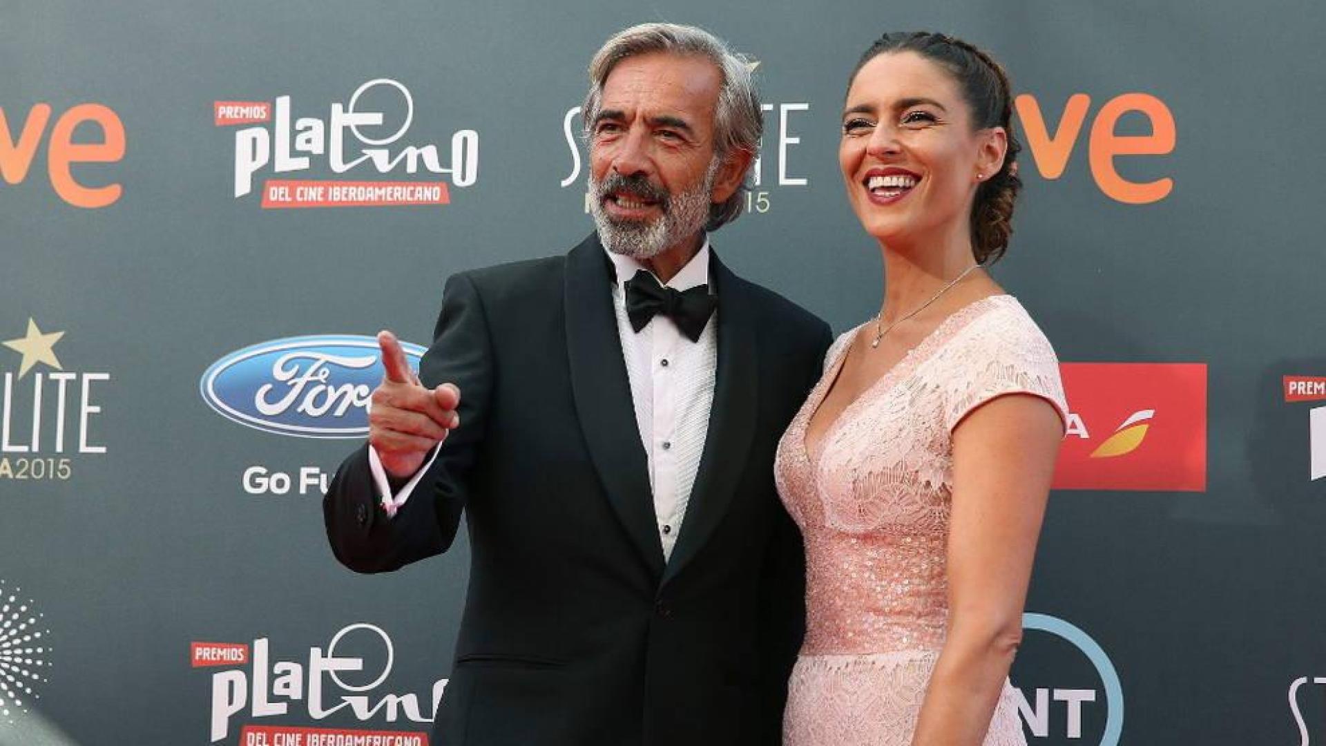 El actor Imanol Arias y su novia, Irene Meritxell, posan en los Premios Platino.