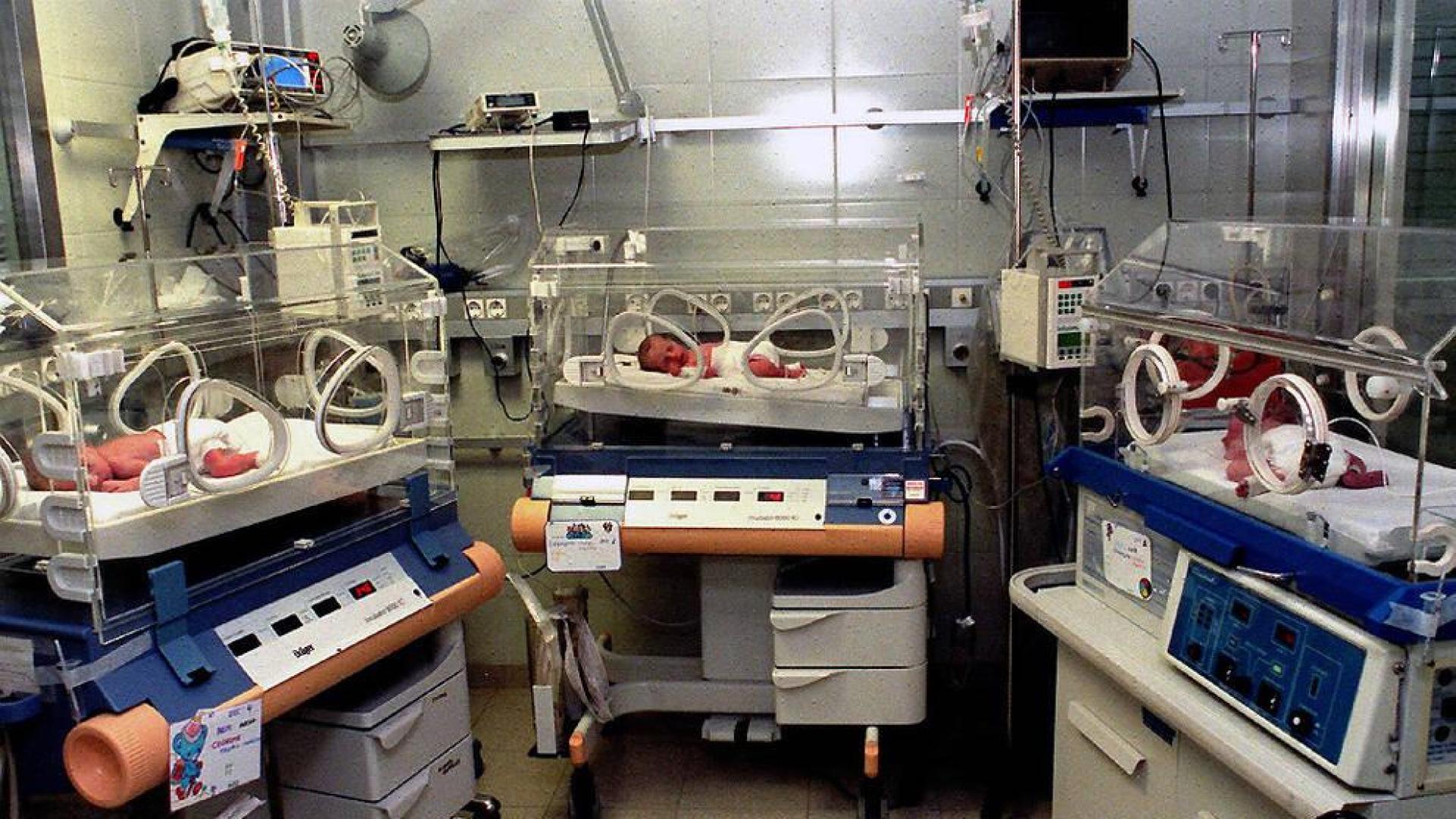 Una abuela británica de 55 años da a luz a trillizos