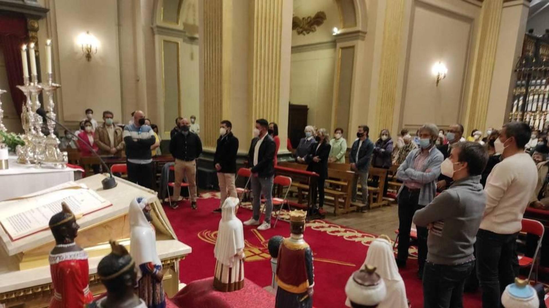 Una réplica de las figuras de la Comparsa de Gigantes y Cabezudos de Pamplona fueron colocadas junto al altar durante la Misa de la Escalera.