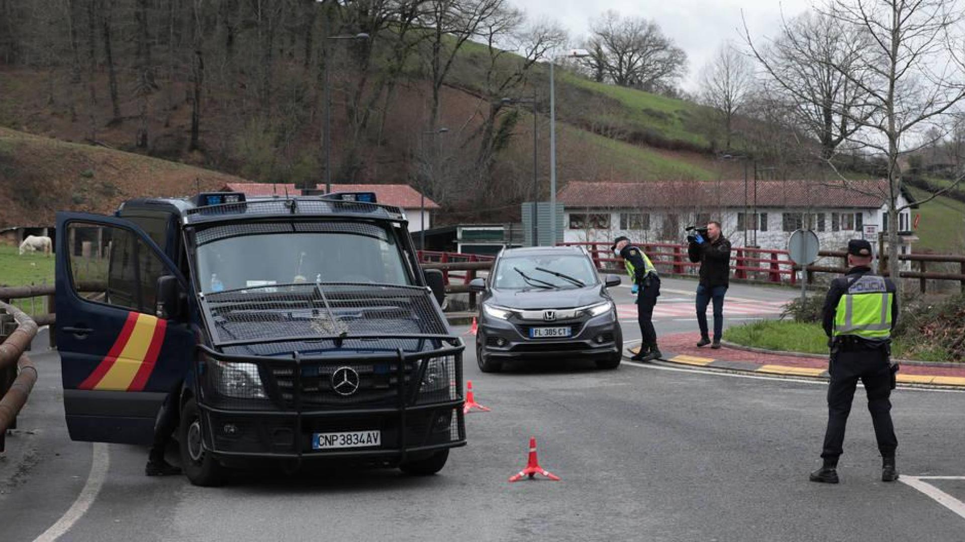 Control en Dantxarinea tras el cierre de fronteras con Francia por la crisis del covid-19. Pasar la muga podría ser un problema para los alumnos.