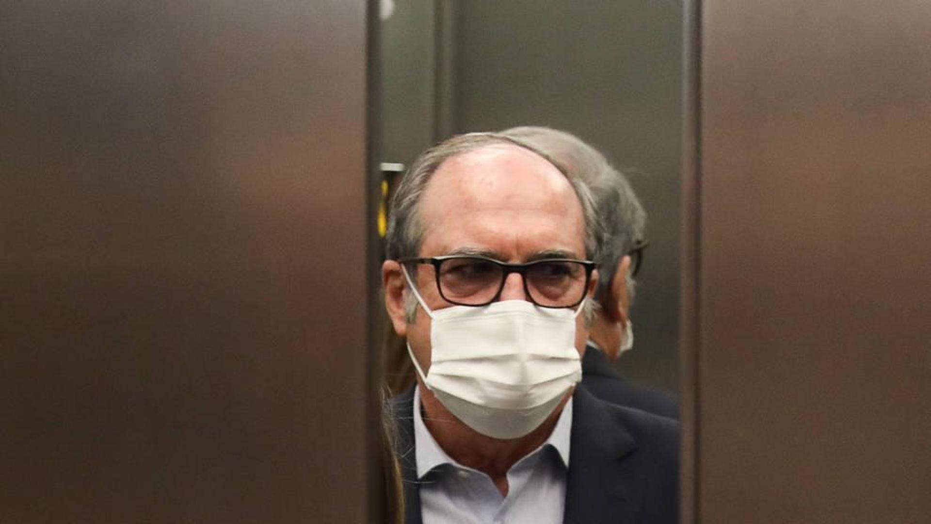 El candidato del PSOE a la Presidencia de la Comunidad de Madrid, Angel Gabilondo, subiendo a un ascensor.