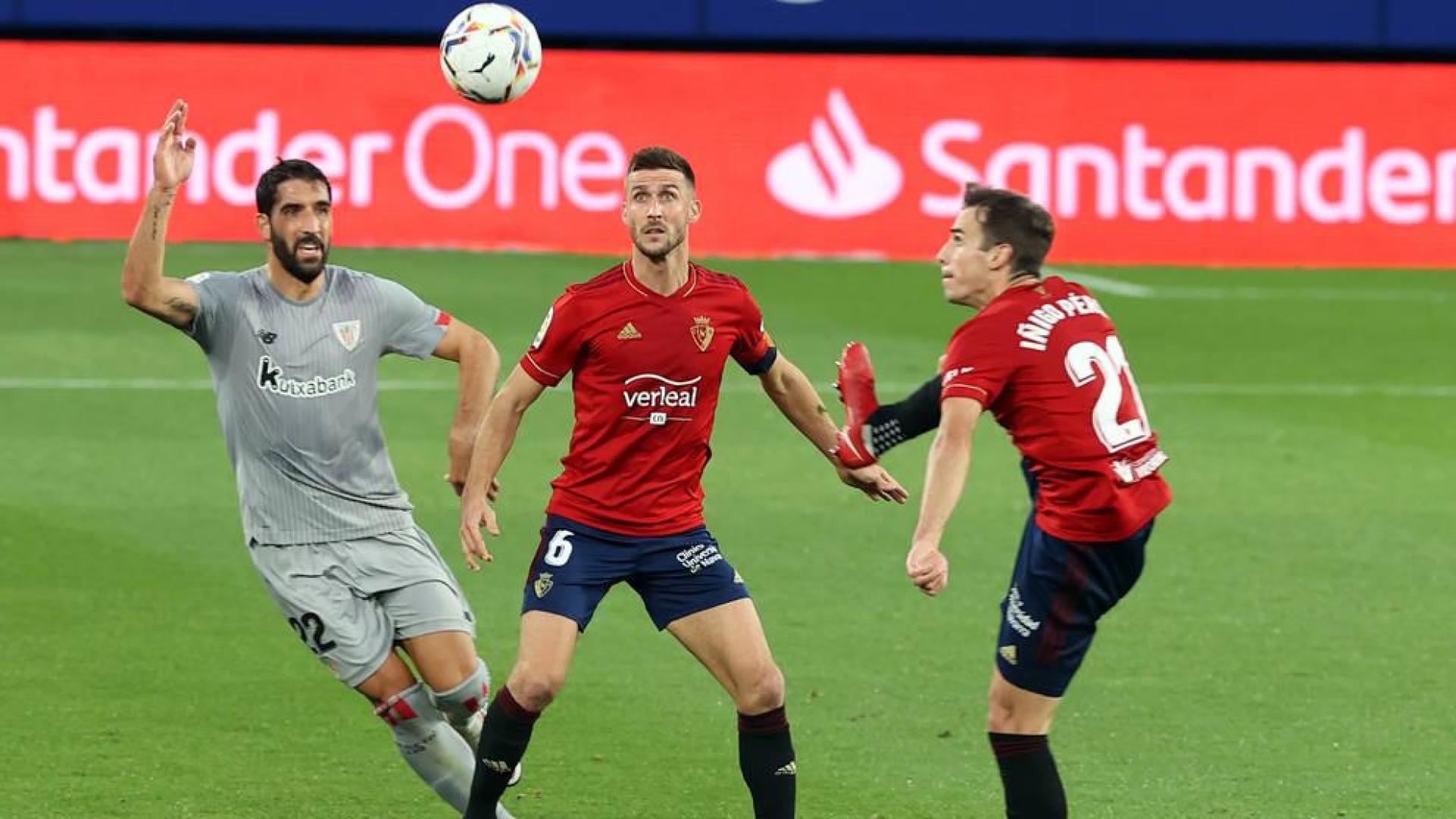Iñigo Pérez, Oier Sanjurjo y Raúl García, en el Osasuna-Athletic del pasado 24 de octubre en El Sadar.