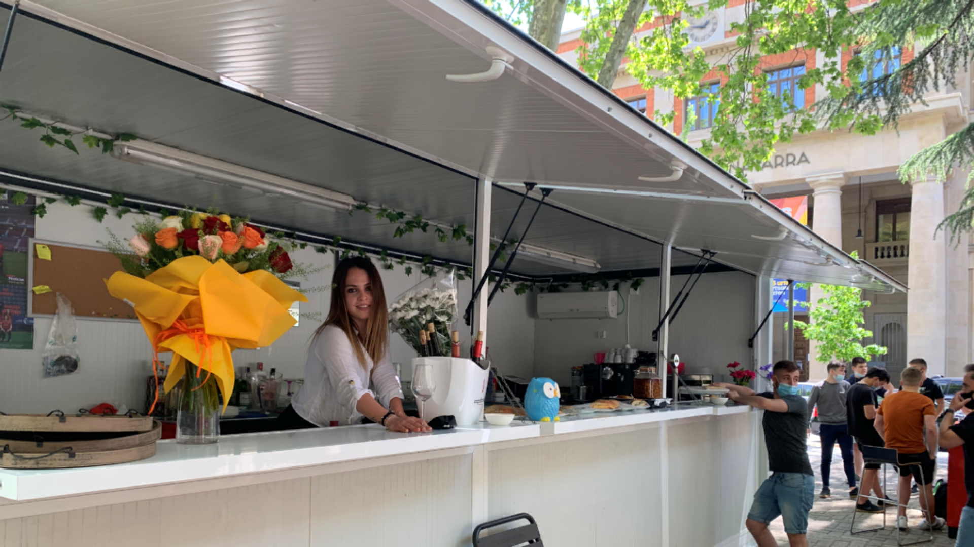 El bar Ciaurriz y La Servicial estrenan sus terrazas en la plaza de la Cruz