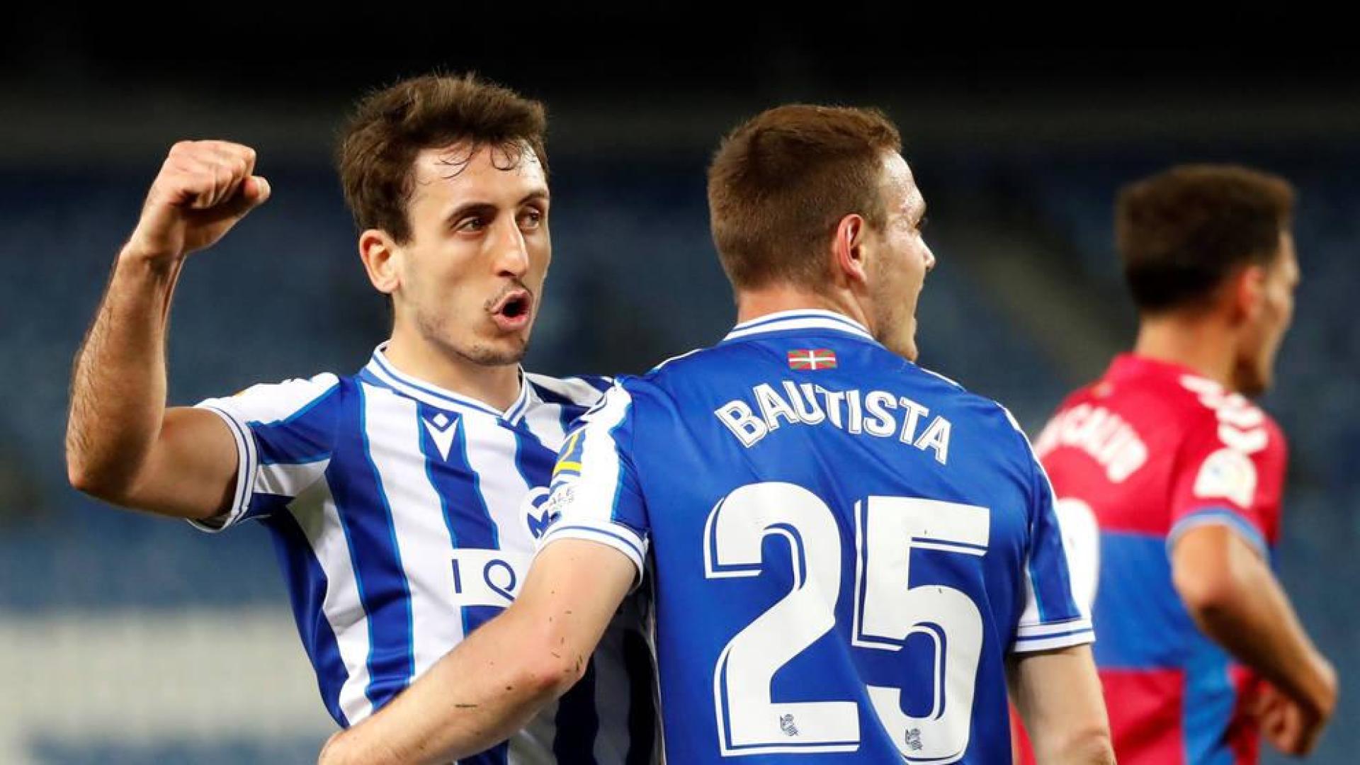El centrocampista de la Real Sociedad Mikel Oyarzabal celebra su gol ante el Elche