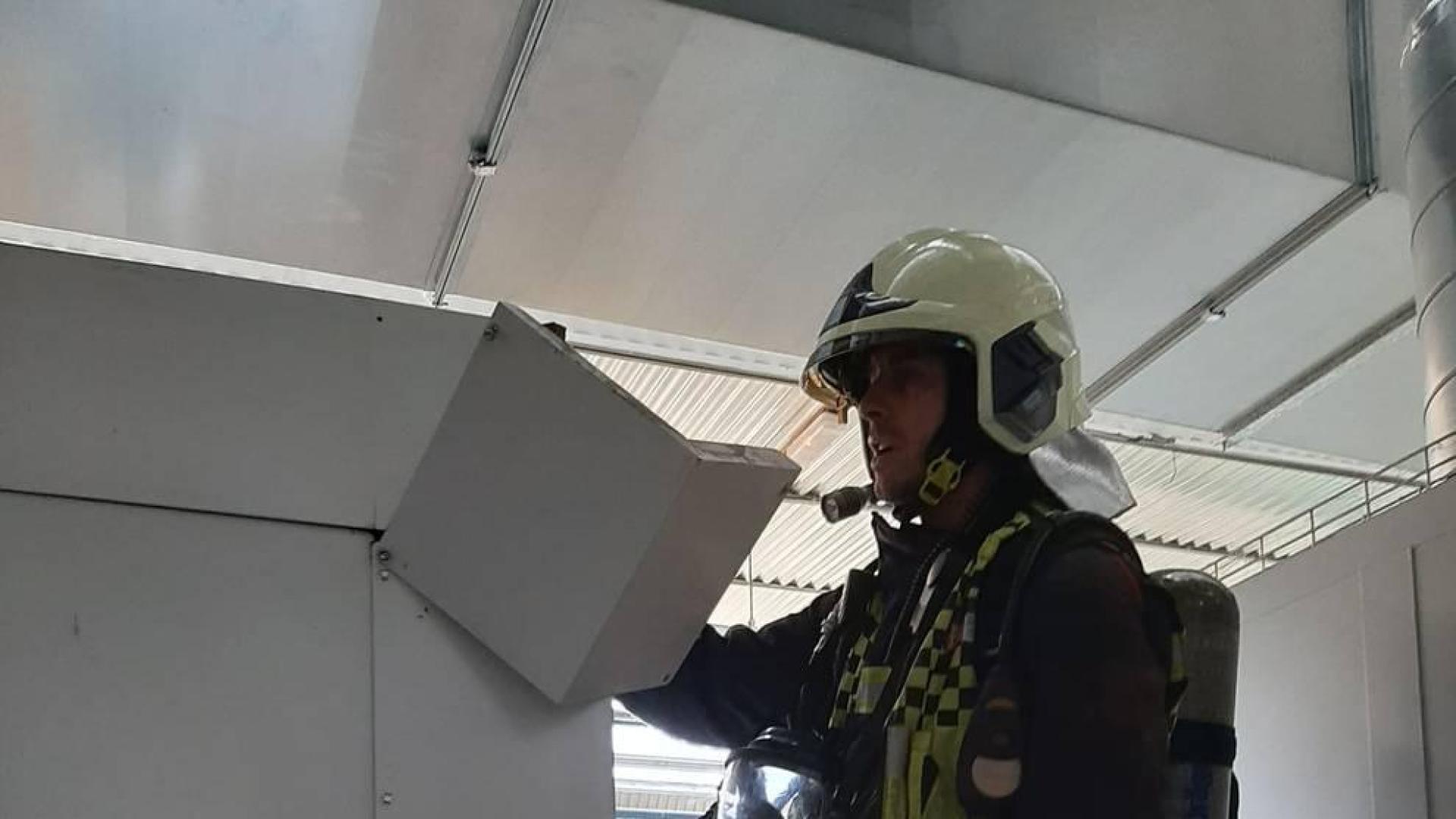 Dos atendidos por humo en una empresa de Puente la Reina