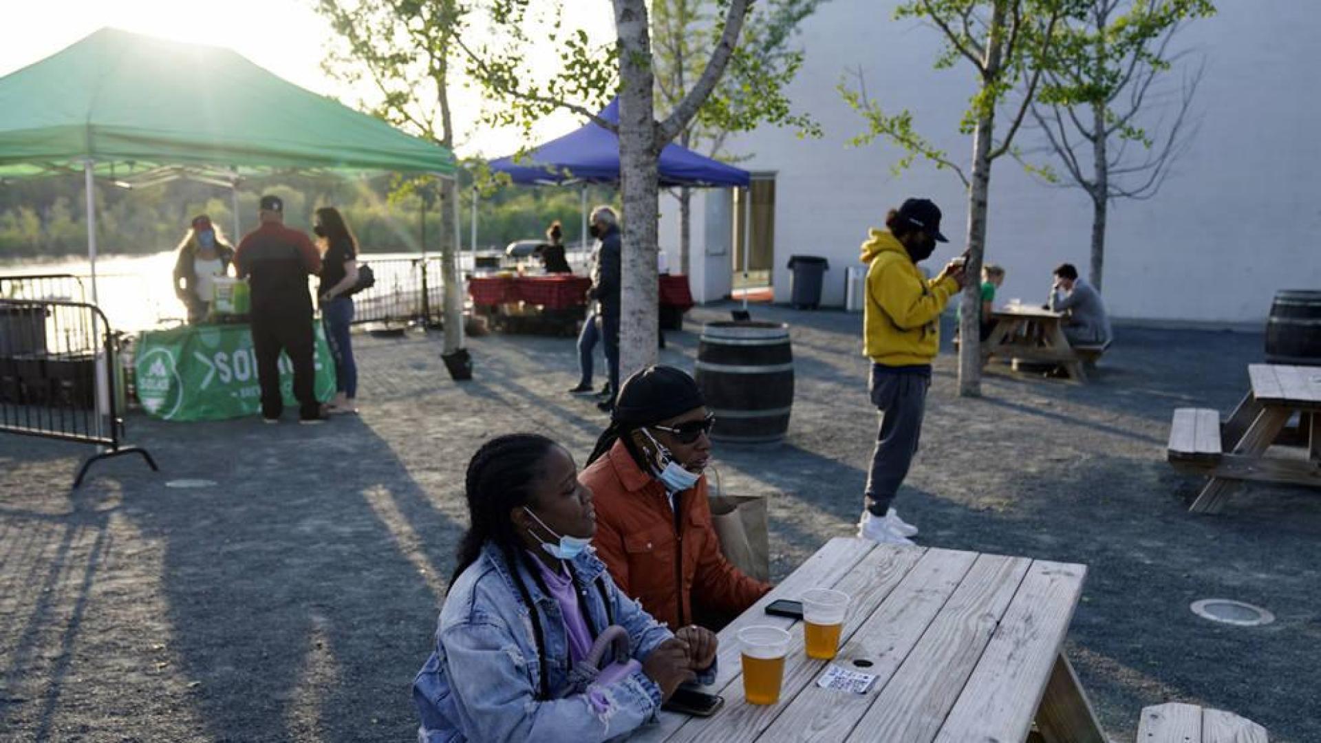 Cerveza, marihuana o béisbol, los incentivos de EE UU para vacunarse