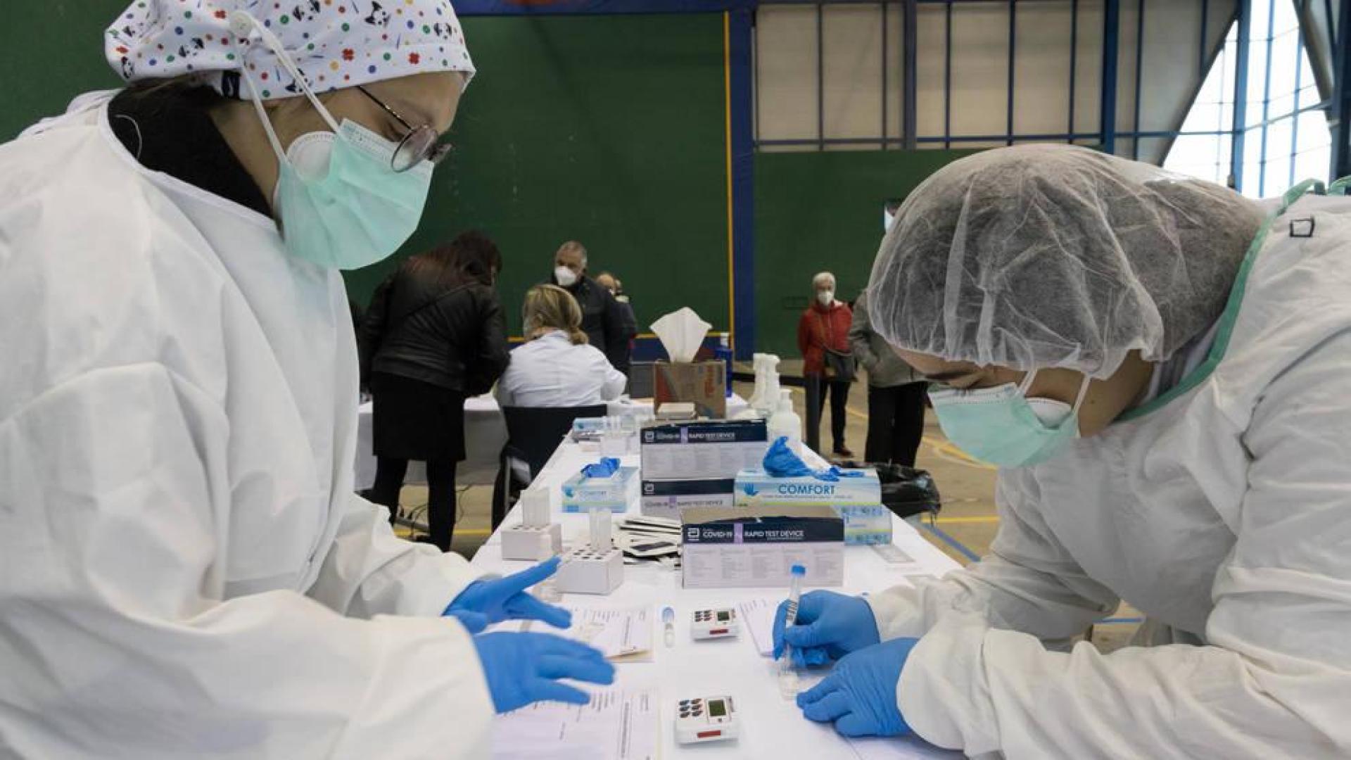 Bajan los contagios pero continúan por encima del centenar