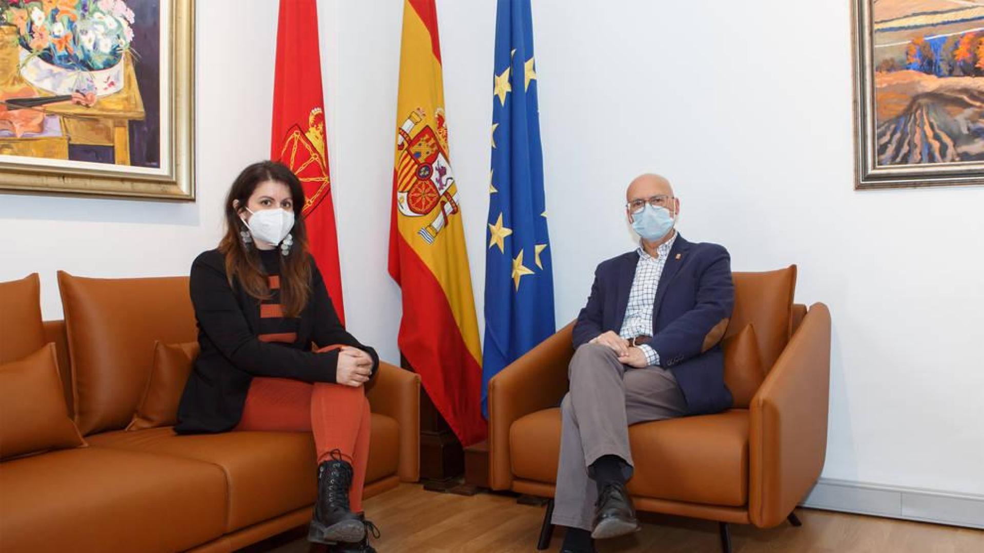 La alcaldesa de Lodosa, Lourdes San Miguel, y el consejero Ciriza durante la reunión mantenida para tratar las actuaciones en carreteras que se realizarán en Lodosa.