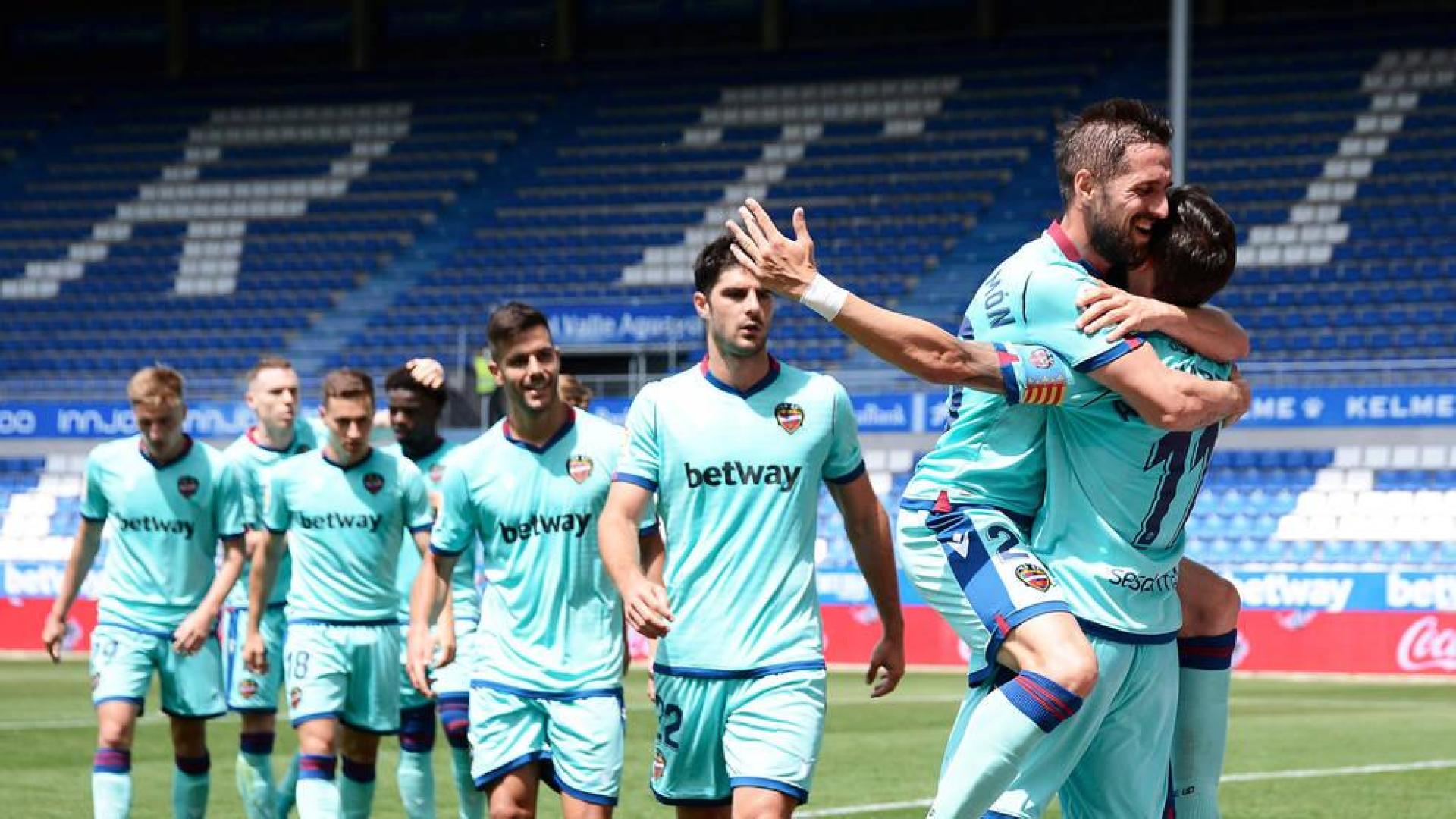 Joselu rescata un punto vital para los babazorros