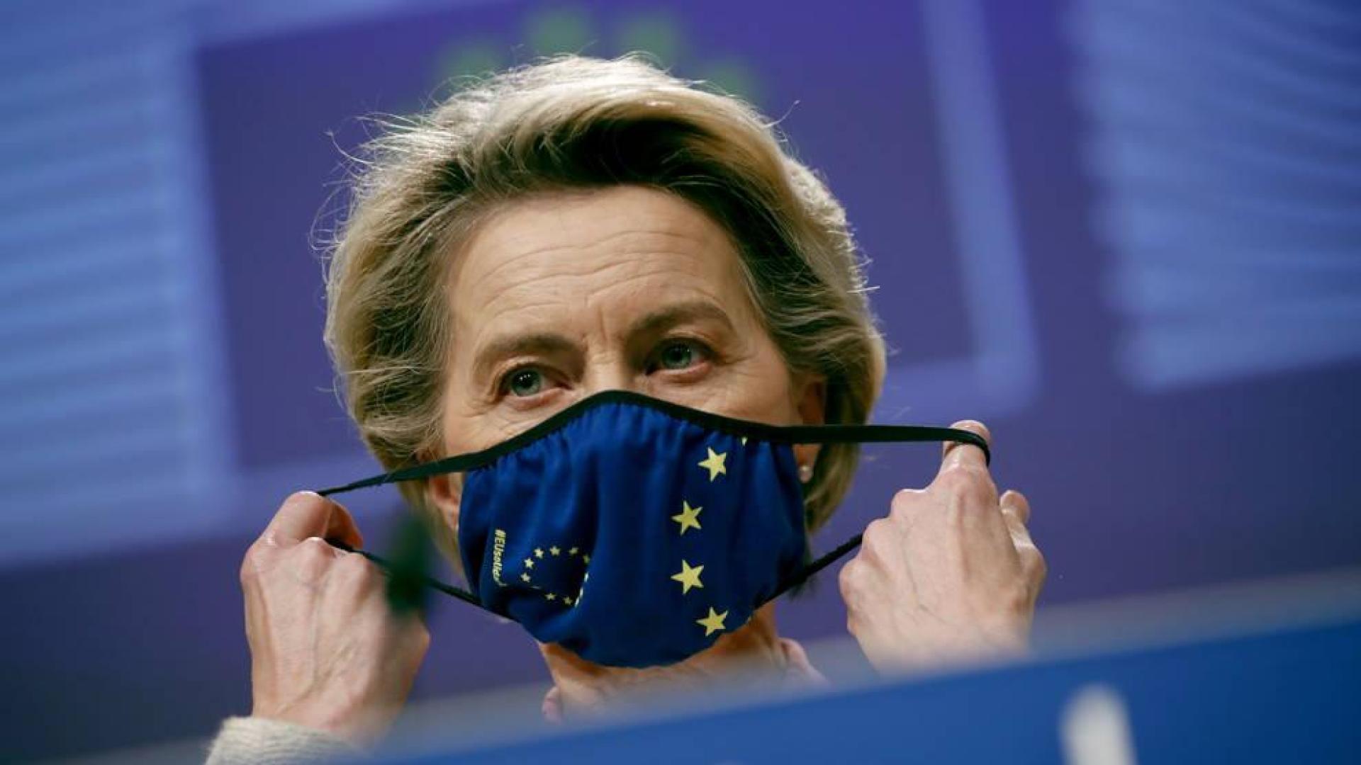 Ursula Von der Leyen se coloca la mascarilla en su rueda de prensa en Bruselas.