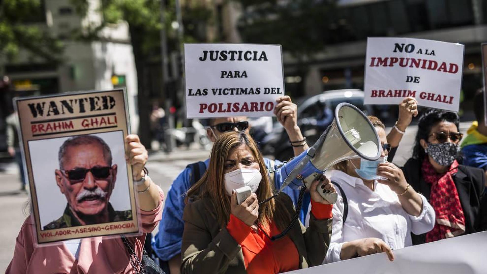 Protesta contra el líder del Frente Polisario en la puerta de la Audiencia Nacional.