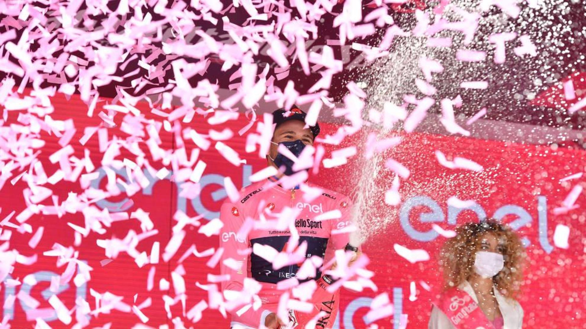 Filippo Ganna se enfunda la primera maglia rosa