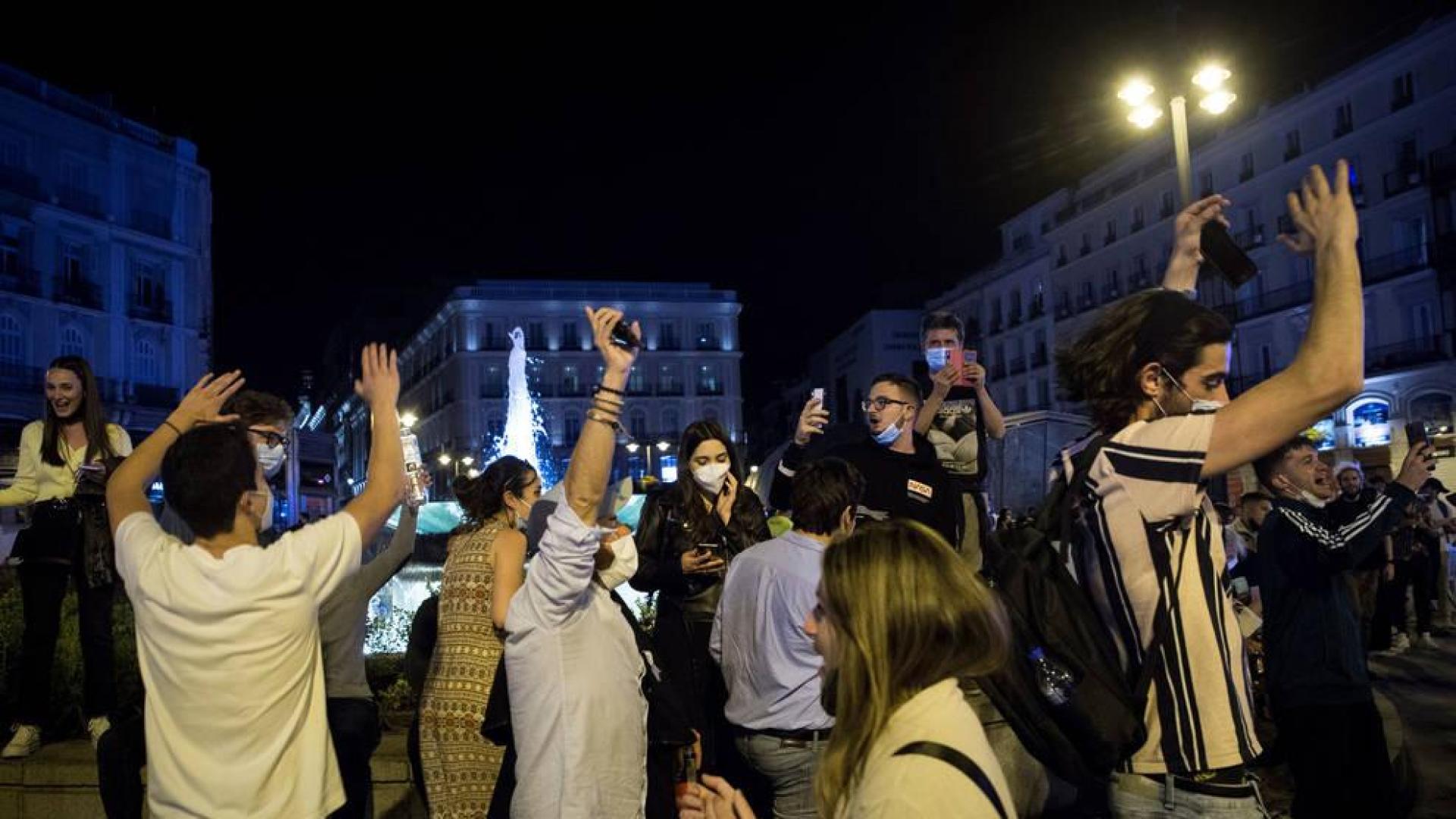 Aglomeraciones de madrugada en distintas ciudades tras el fin del estado de alarma