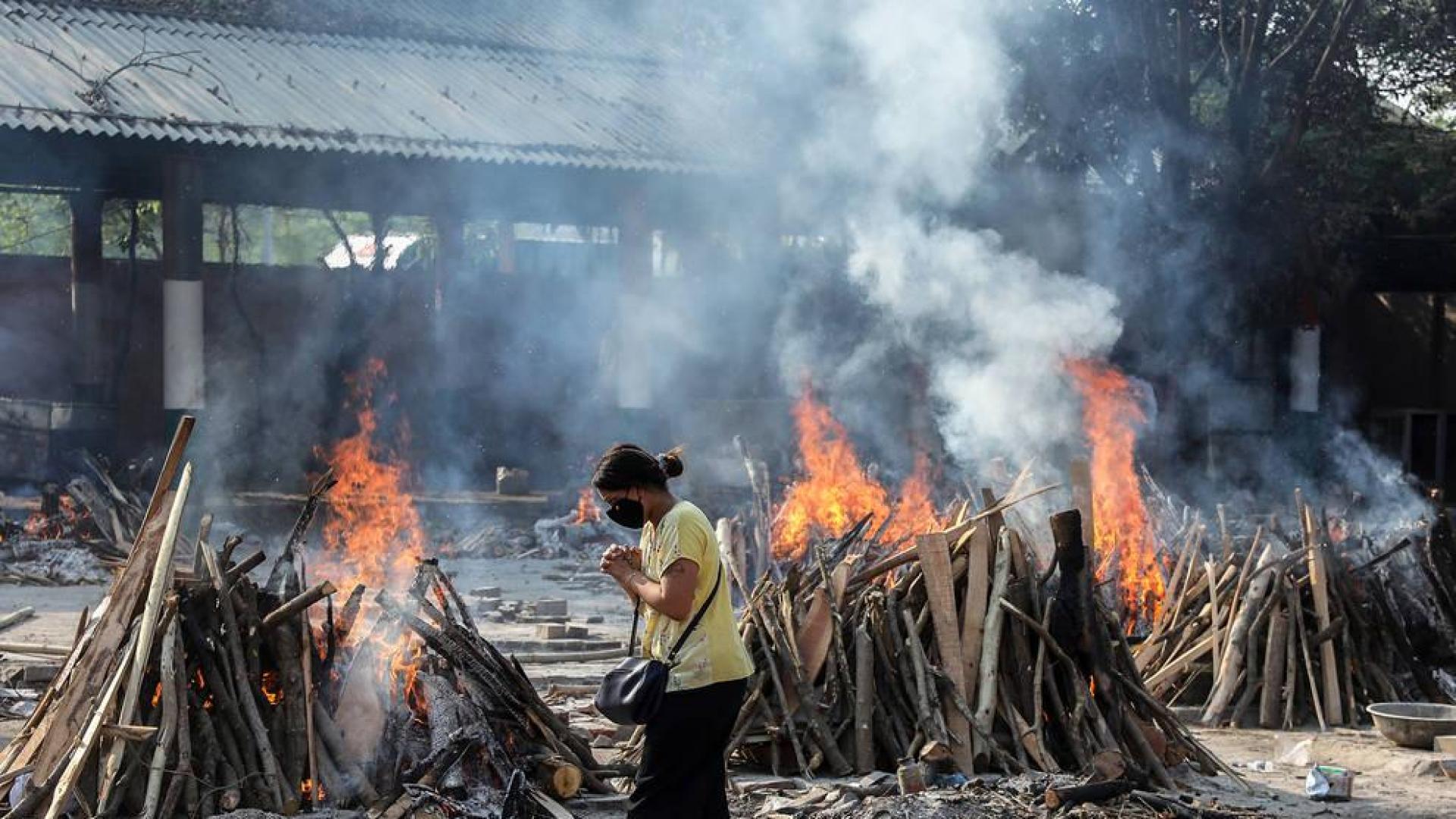 Al hospital en triciclo con enfermos de coronavirus en la India