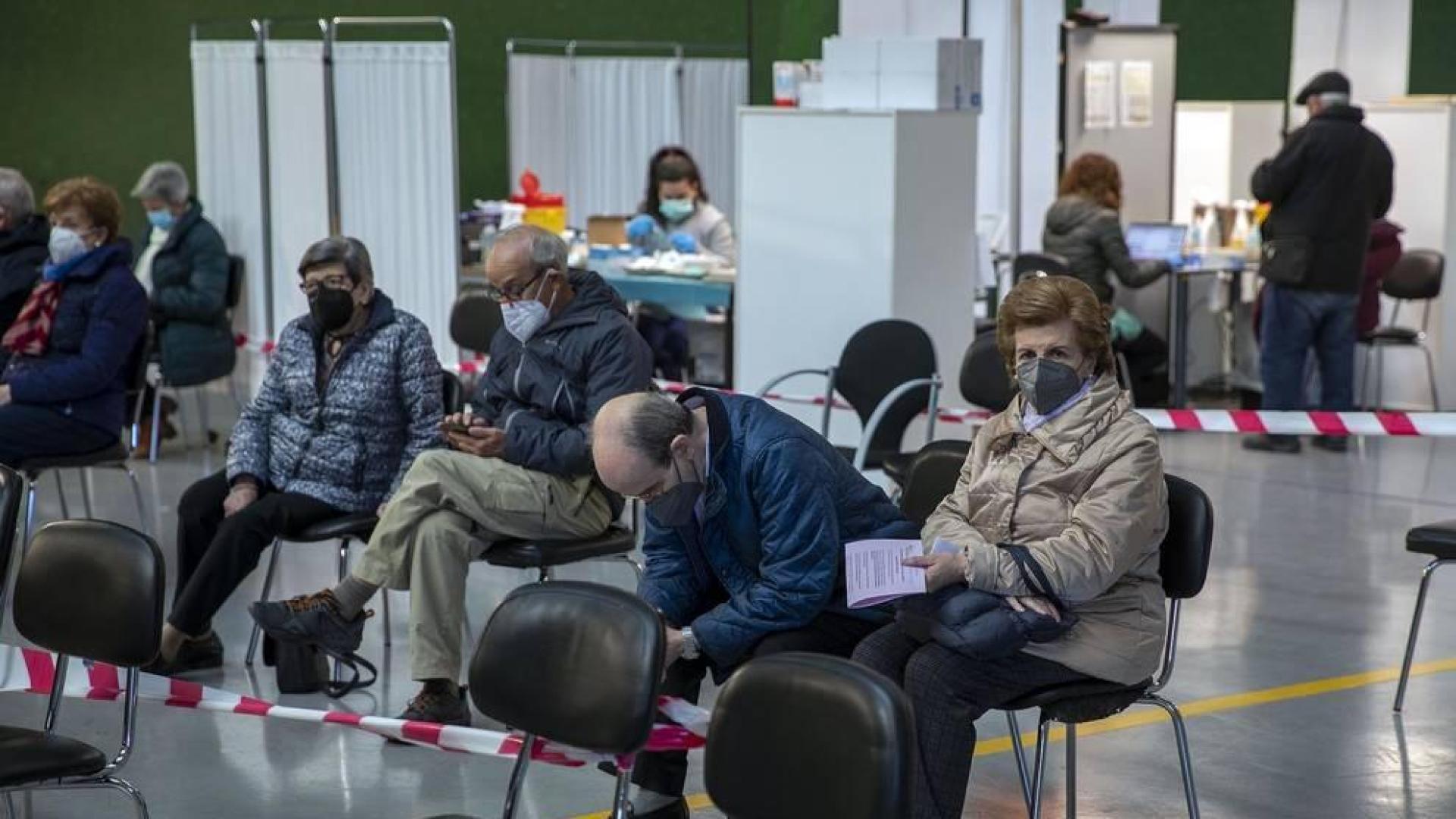 Fotos de la vacunación en el frontón de la UPNA el jueves.