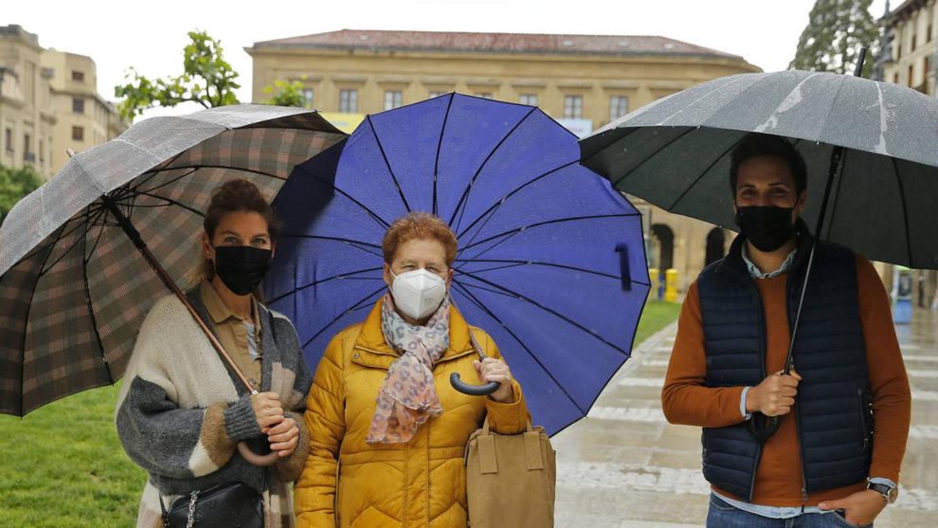 Pocos turistas en Pamplona en un día de lluvia y viento