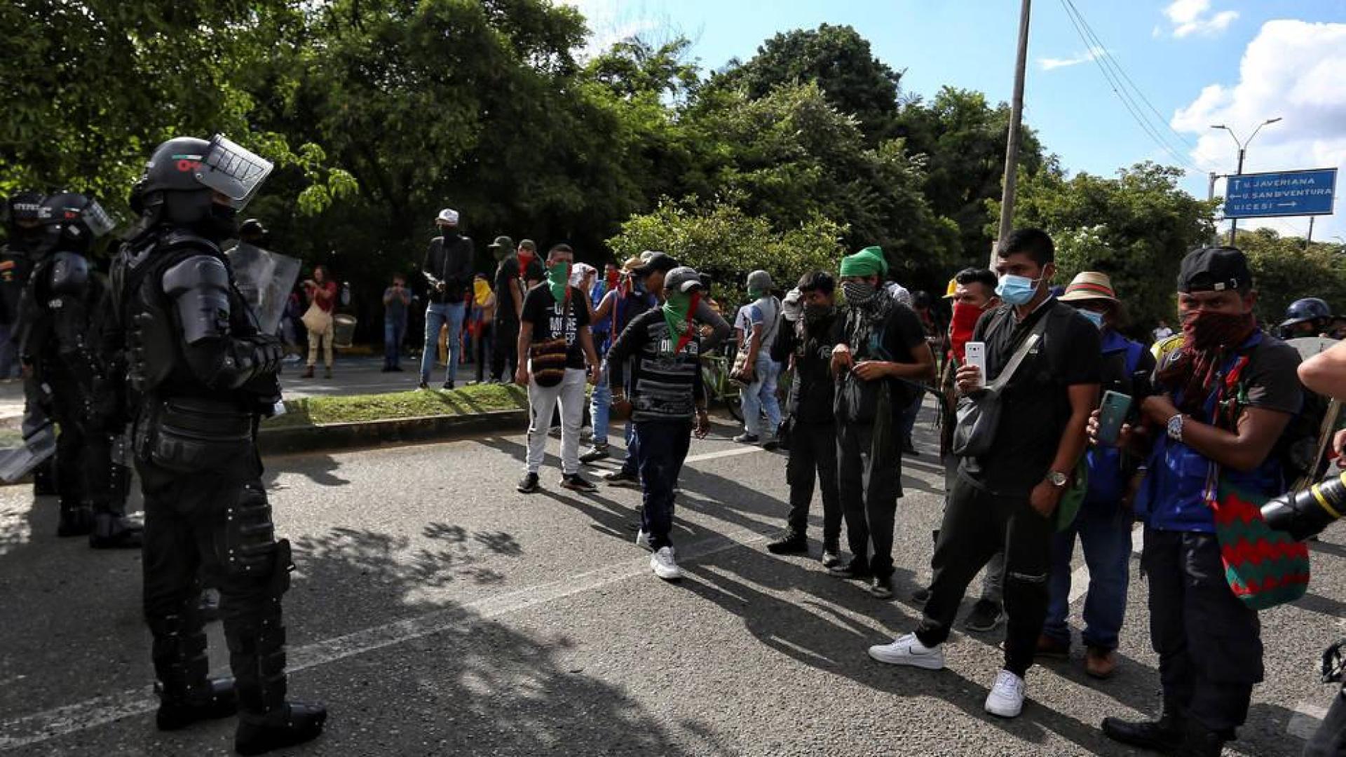 Indígenas realizan un bloqueo en una calle en Cali (Colombia), ante presencia policial