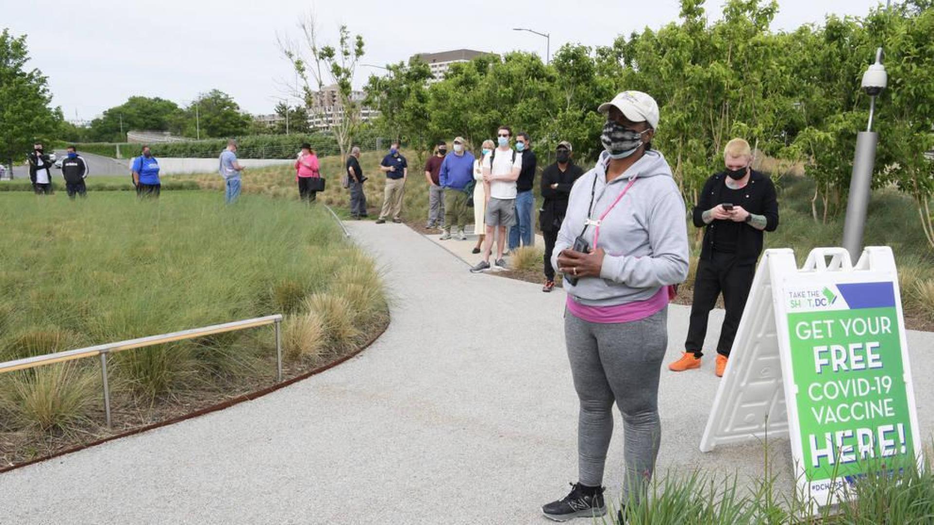 De estadios a iglesias, Biden cambia de plan para vacunar a los escépticos