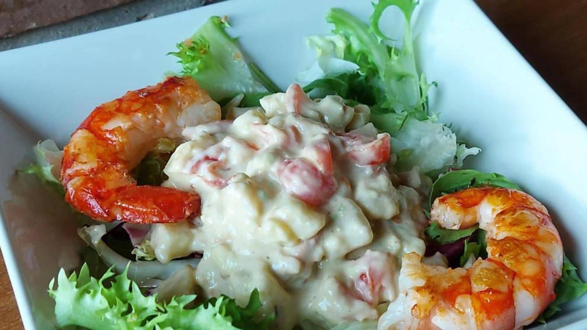 Ensalada verde con ensaladilla de gambones