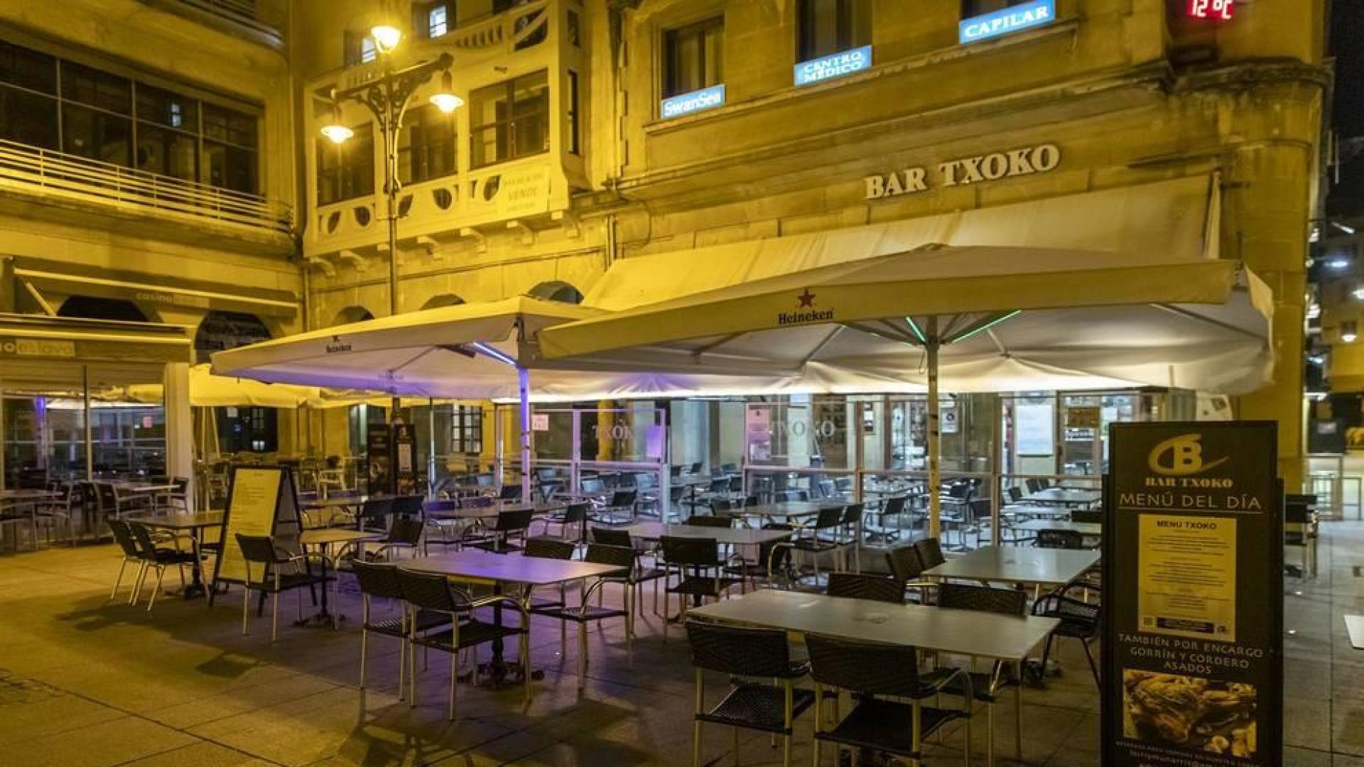 Poca gente en las terrazas de Pamplona a partir de las 23.00 horas de este martes, 11 de mayo, cuando el toque de queda ha sido levantado por el TSJN tras levantarse el estado de alarmaa