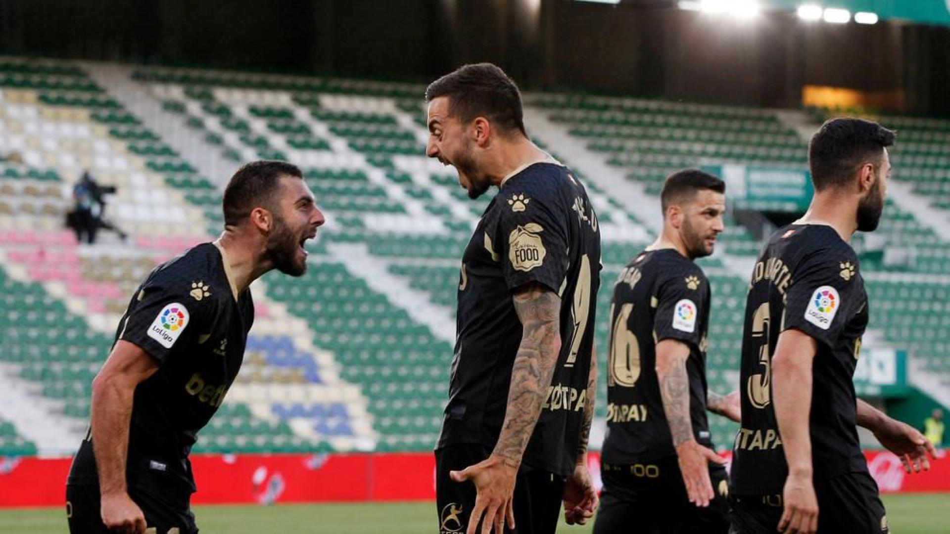 El Alavés avanza hacia la permanencia y hunde al Elche