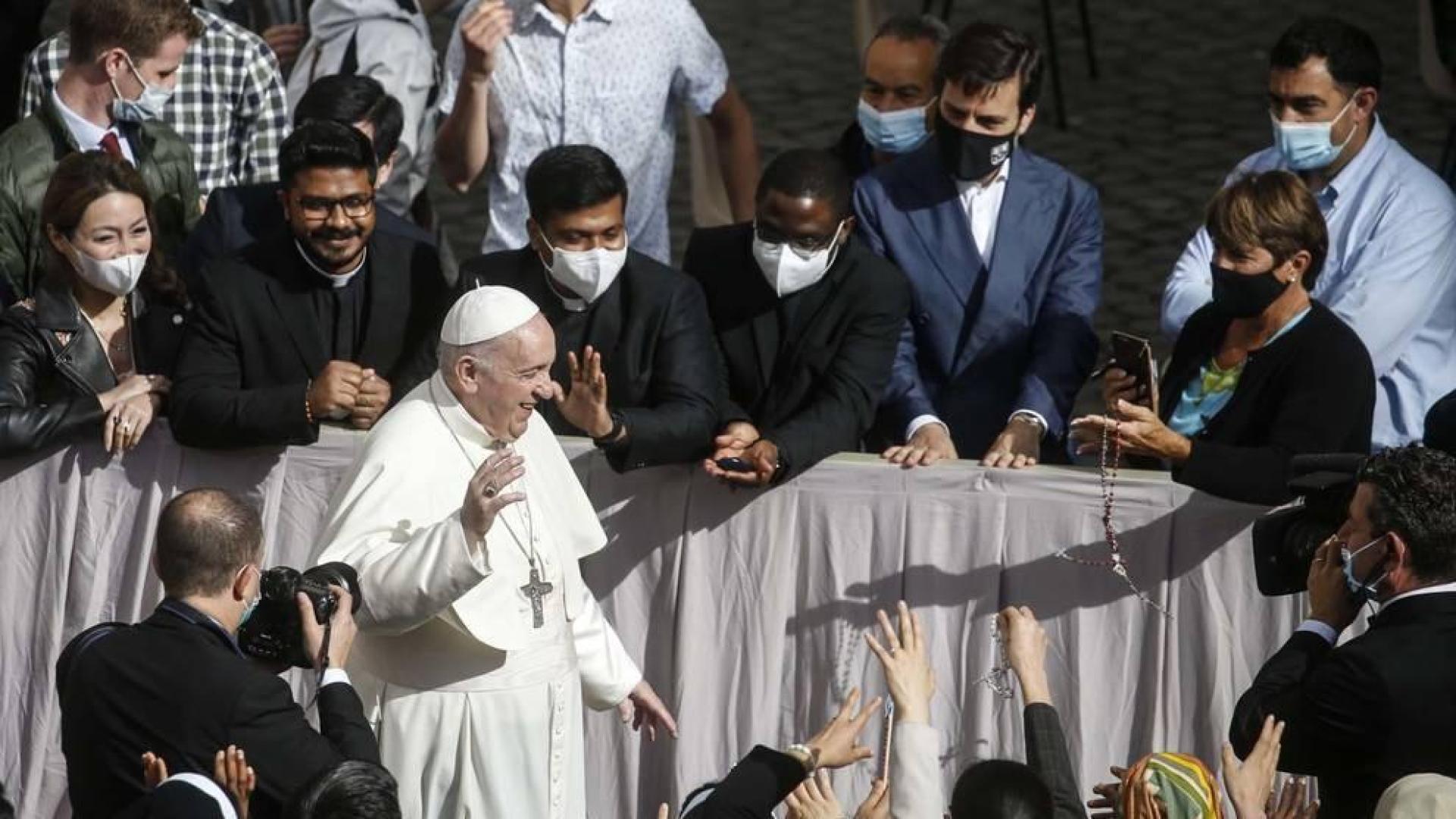 El papa, feliz por volver a estar entre los fieles y "no hablar a una cámara"