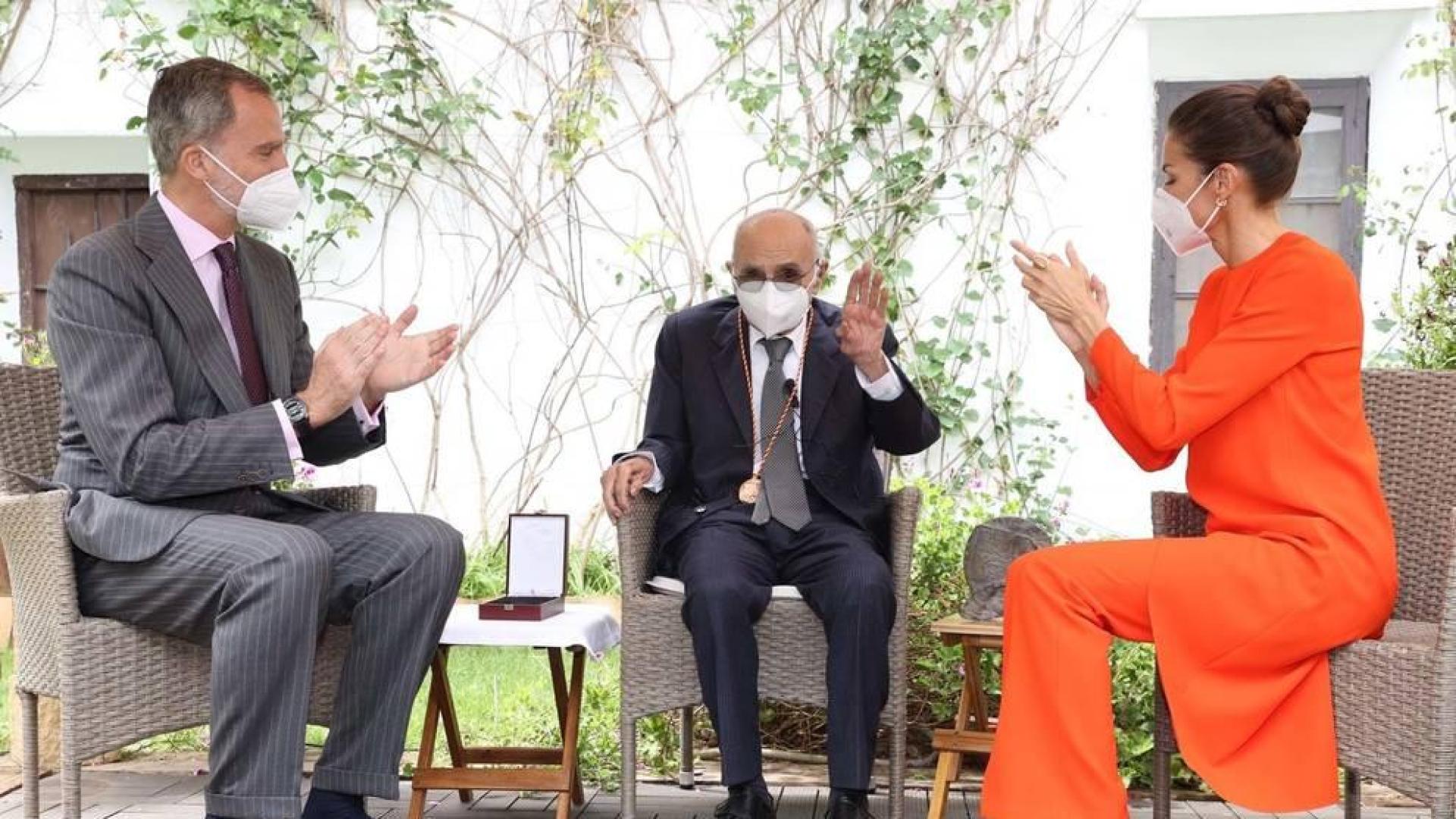 Los reyes entregan a Francisco Brines el Cervantes en "Elca", su lugar de inspiración