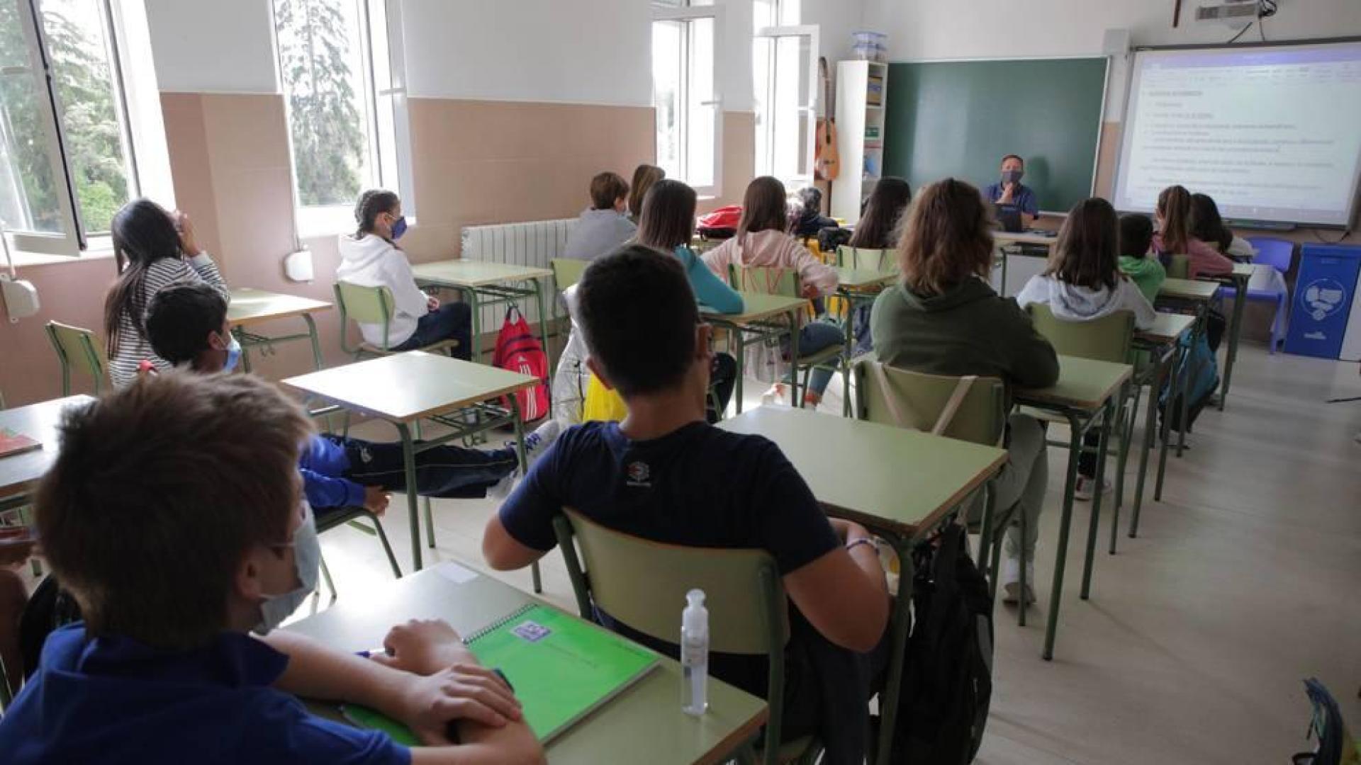 Un grupo de alumnos sigue el contenido de la clase con la mascarilla puesta en un colegio de Vitoria.