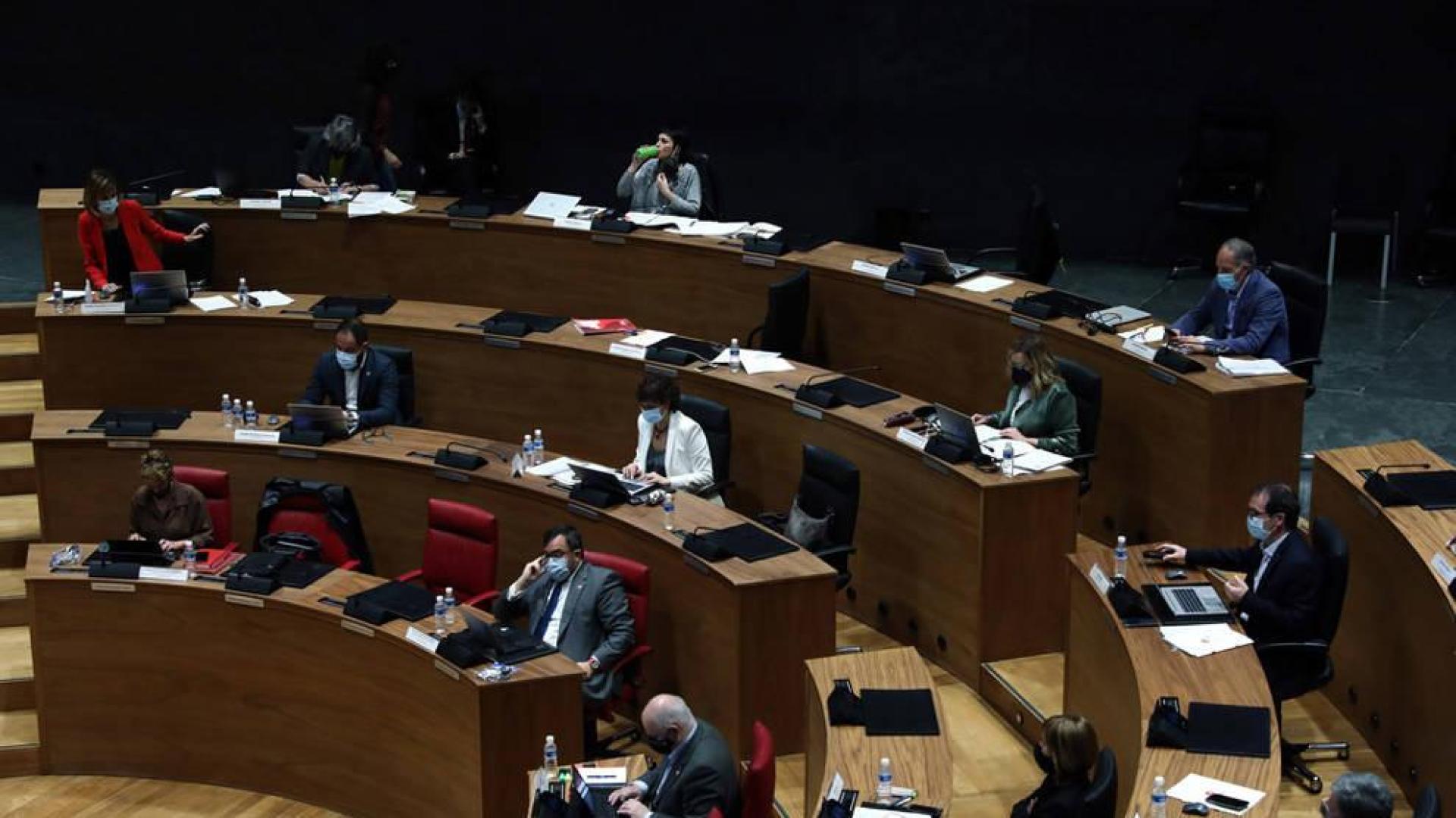 El Parlamento foral pide a Salud un plan de vacunación ajustado a las previsiones