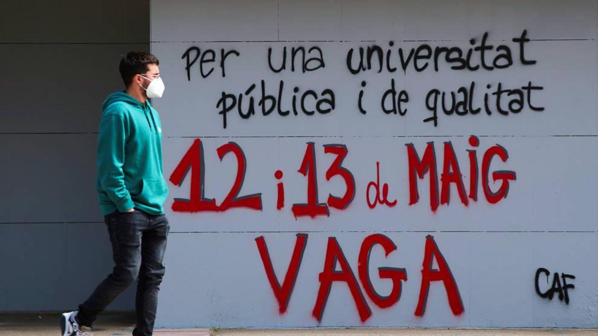 Amanecen bloqueados y con pintadas los accesos a mayoría de campus catalanes