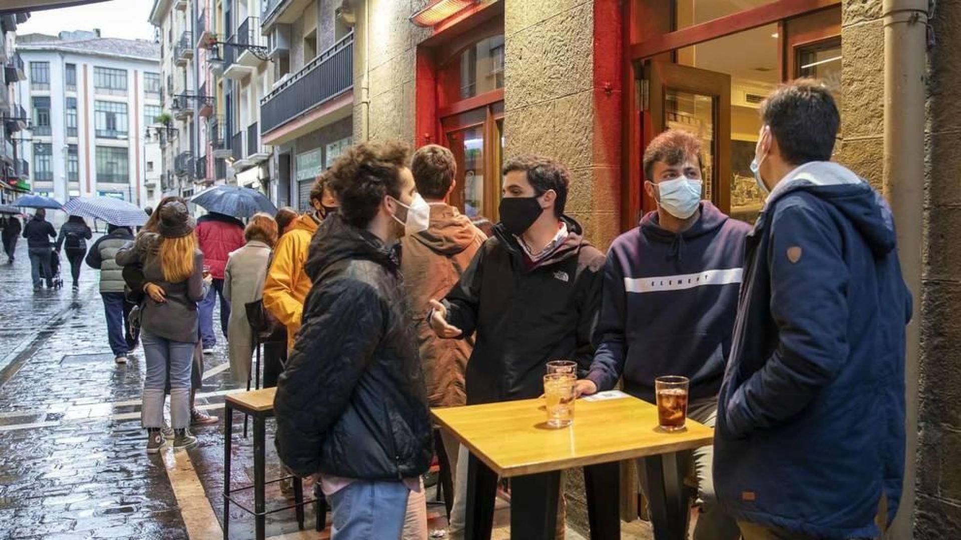 La lluvia frena un 'juevintxo' de terrazas y con cierre a la 1.00 h en Pamplona
