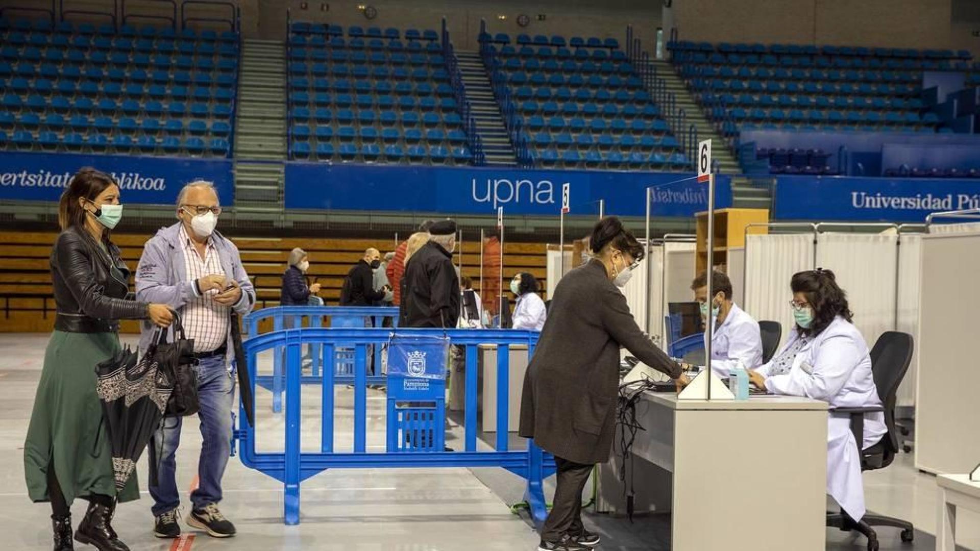 La presidenta del Gobierno de Navarra, María Chivite, ha visitado las instalaciones para la vacunación contra el coronavirus en la UPNA acompañada por la consejera de Salud, Santos Induráin, y el rector de la UPNA, Ramón Gonzalo.