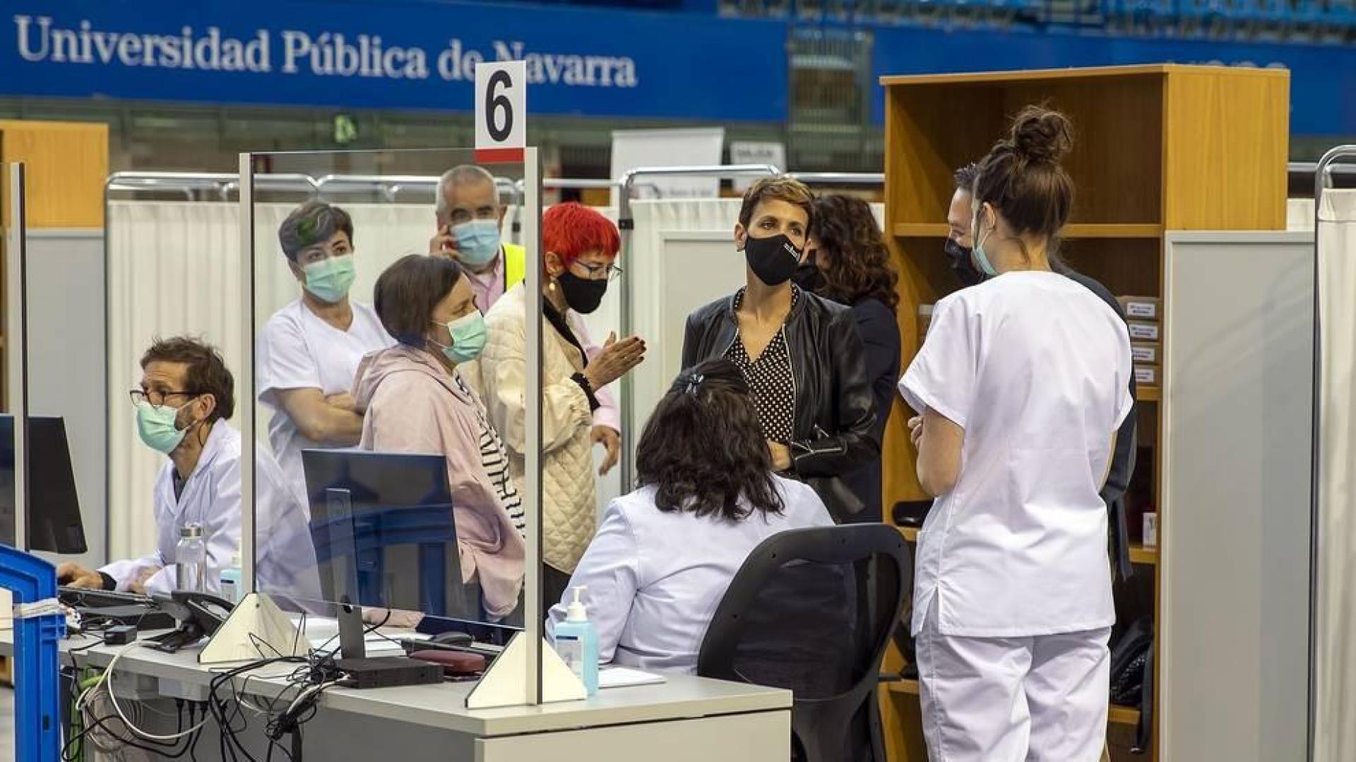 La presidenta del Gobierno de Navarra, María Chivite, ha visitado las instalaciones para la vacunación contra el coronavirus en la UPNA acompañada por la consejera de Salud, Santos Induráin, y el rector de la UPNA, Ramón Gonzalo.