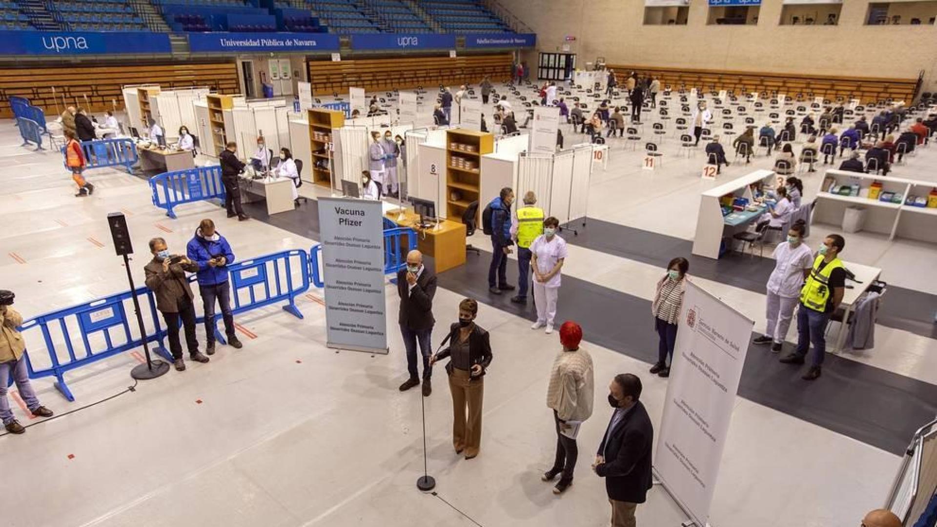 La presidenta del Gobierno de Navarra, María Chivite, ha visitado las instalaciones para la vacunación contra el coronavirus en la UPNA acompañada por la consejera de Salud, Santos Induráin, y el rector de la UPNA, Ramón Gonzalo.