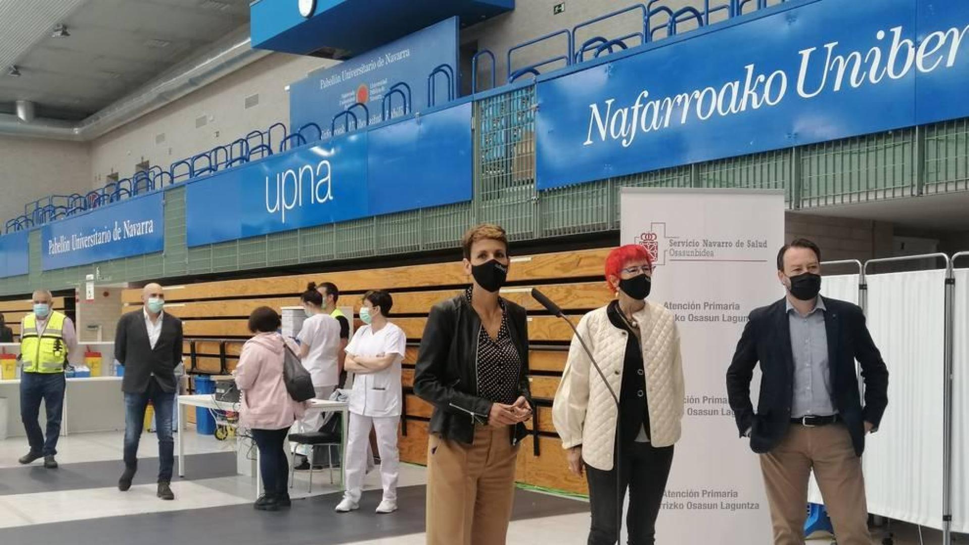María Chivite, en la visita a las instalaciones para la vacunación en la UPNA.