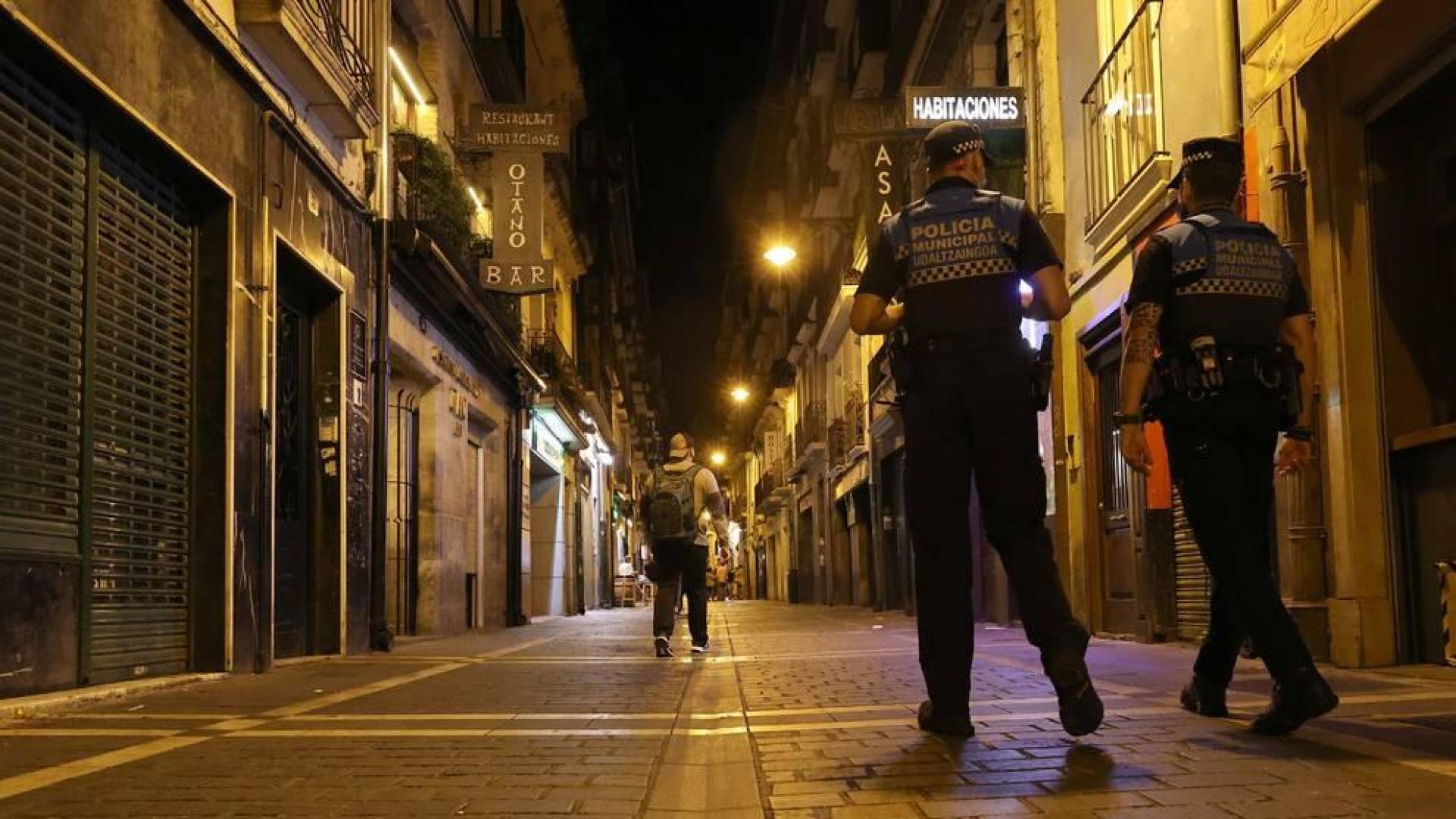 Dos agentes de la Policía Municipal, en la calle San Nicolás, el pasado 24 de julio.