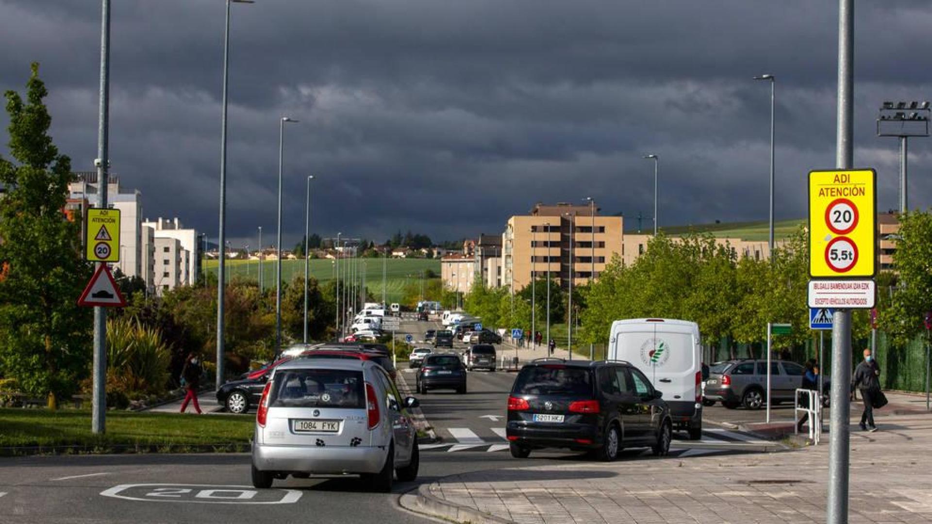 Señales de limitación de velocidad en la avenida Unión Europea de Sarriguren.