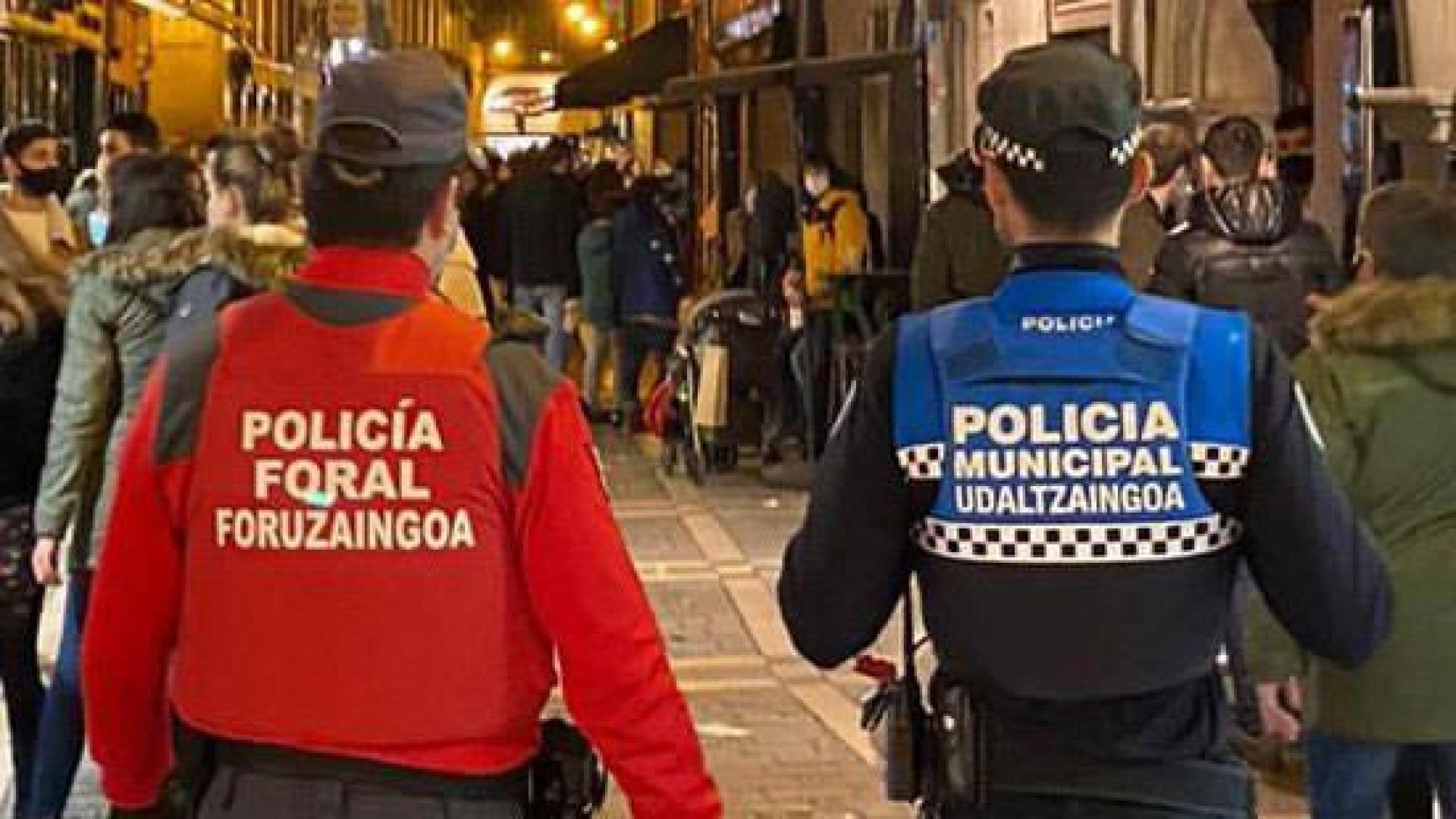 Agentes de Policía Municipal y Policía Foral patrullan por las calles de Pamplona.